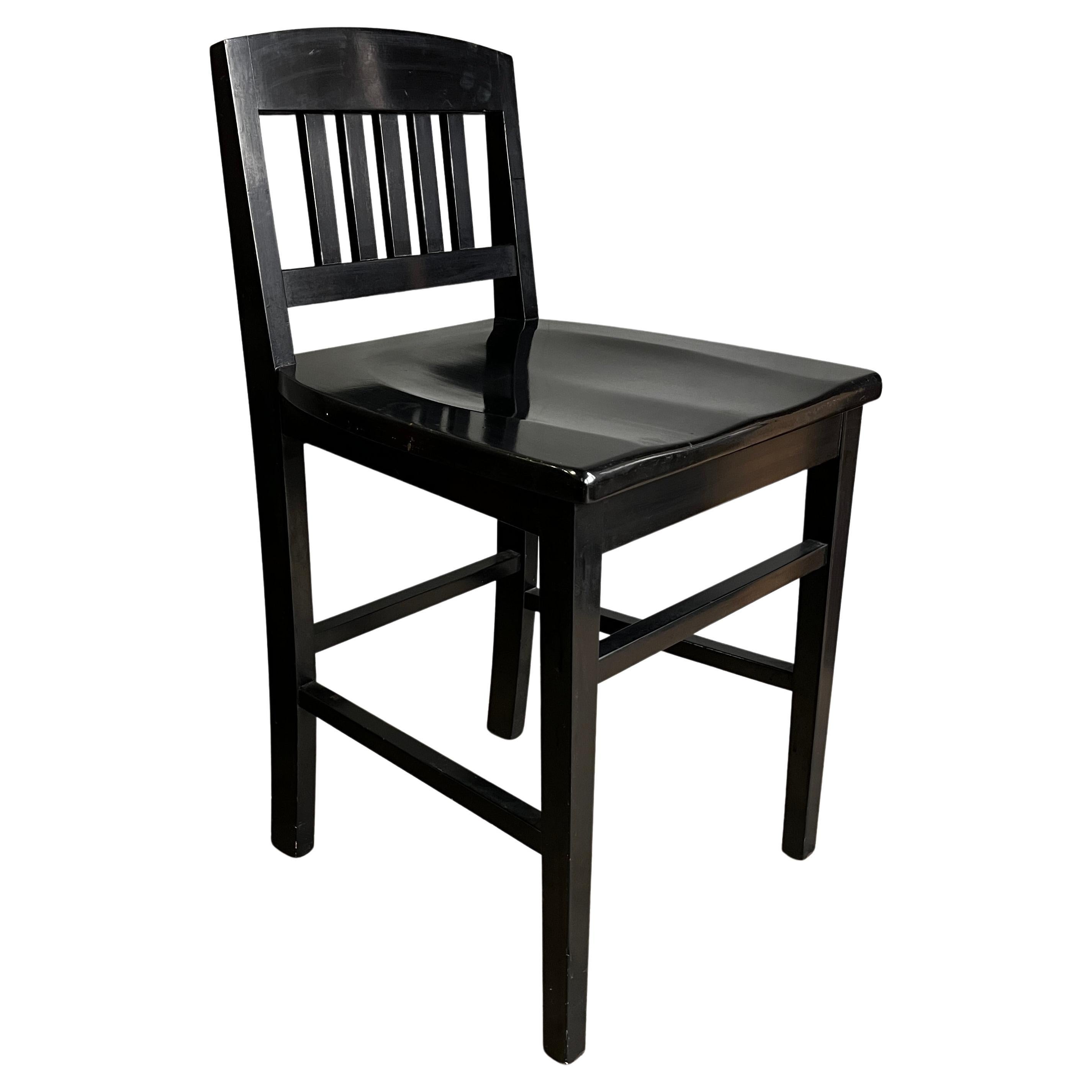 Petite chaise noire mi-siècle remarquable de forme saisissante