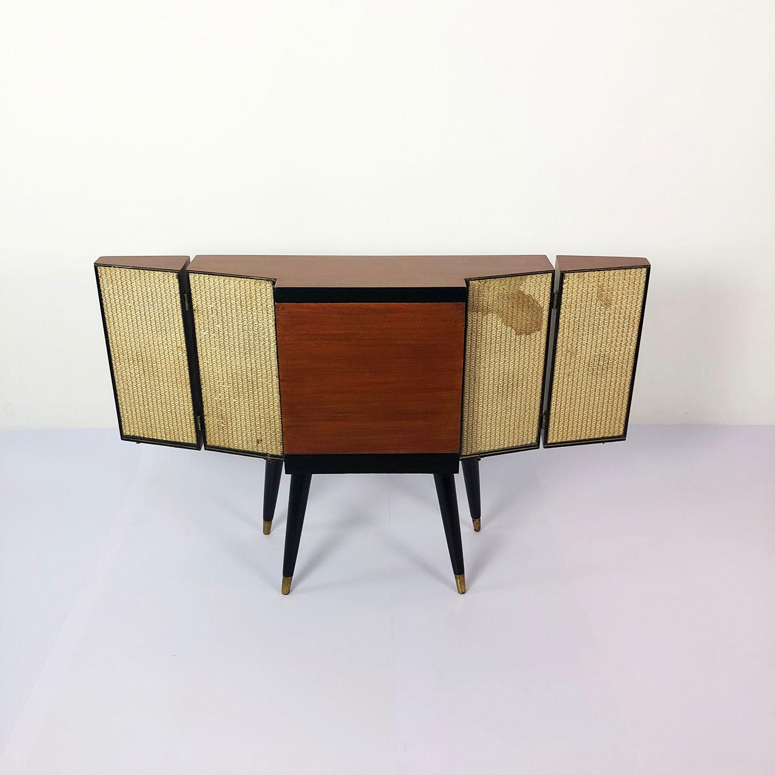 We offer this midcentury record player console in amazing vintage condition, the sound system works, circa 1950.

Recently professionally restored.

The cosole have a stain and lost a brass cap.