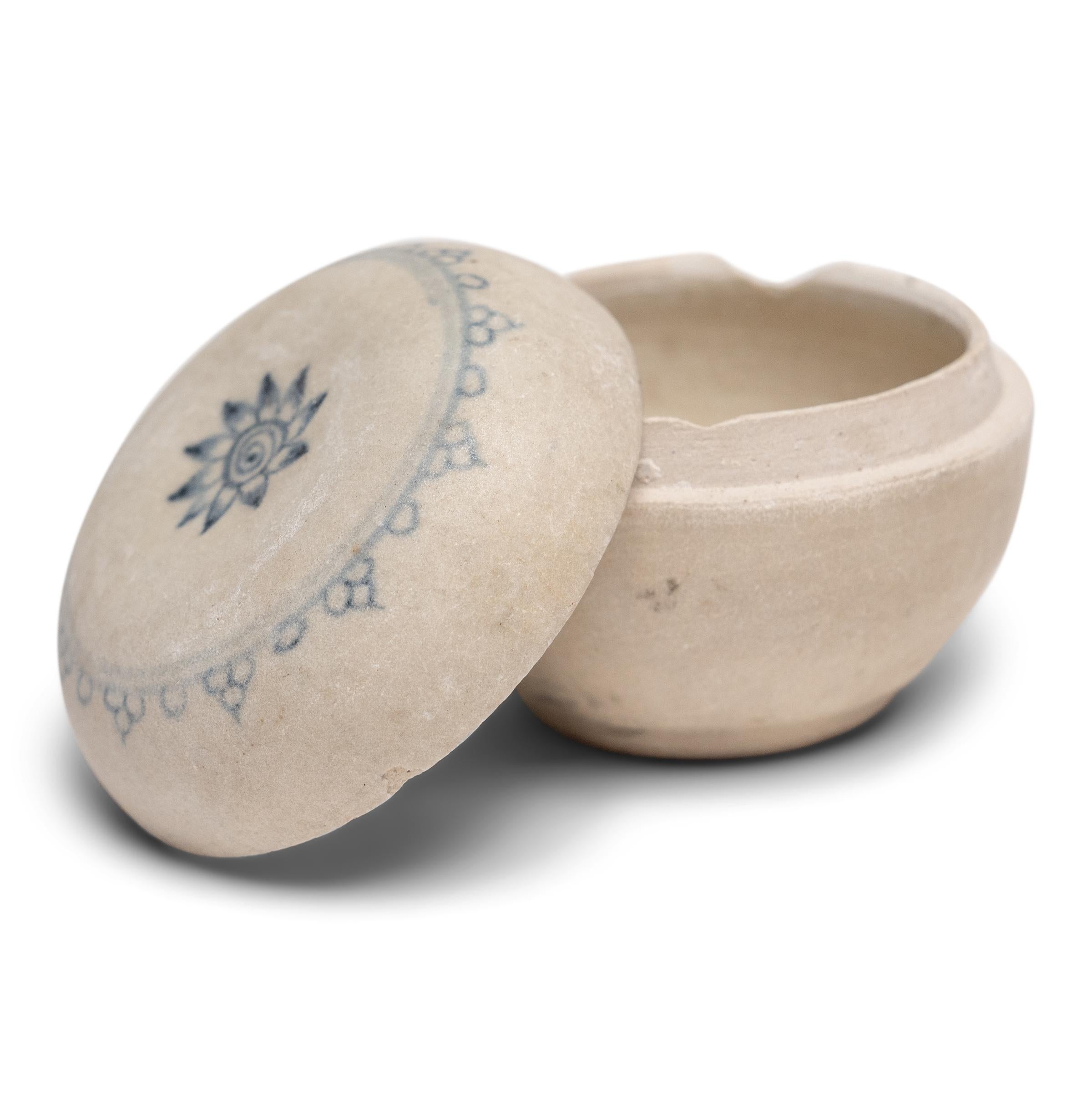 La textura suave y mate y el desgaste erosionado de esta cajita de porcelana sugieren que pasó muchos años sumergida en agua salada, probablemente excavada de un barco comercial hundido que transportaba exportaciones de cerámica. Fechada entre los