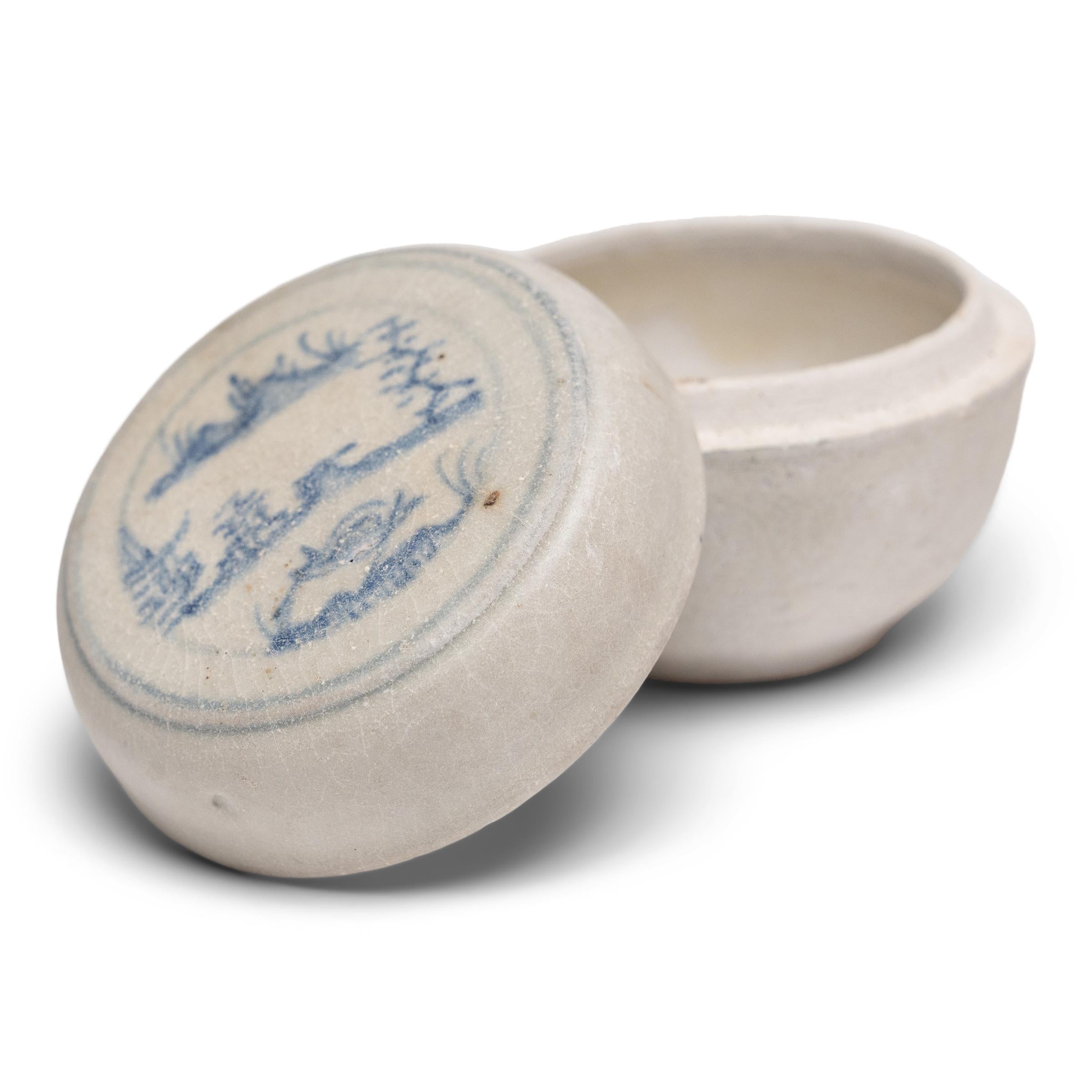 La textura suave y mate y el desgaste erosionado de esta cajita de porcelana sugieren que pasó muchos años sumergida en agua salada, probablemente excavada de un barco comercial hundido que transportaba exportaciones de cerámica. Fechada entre los