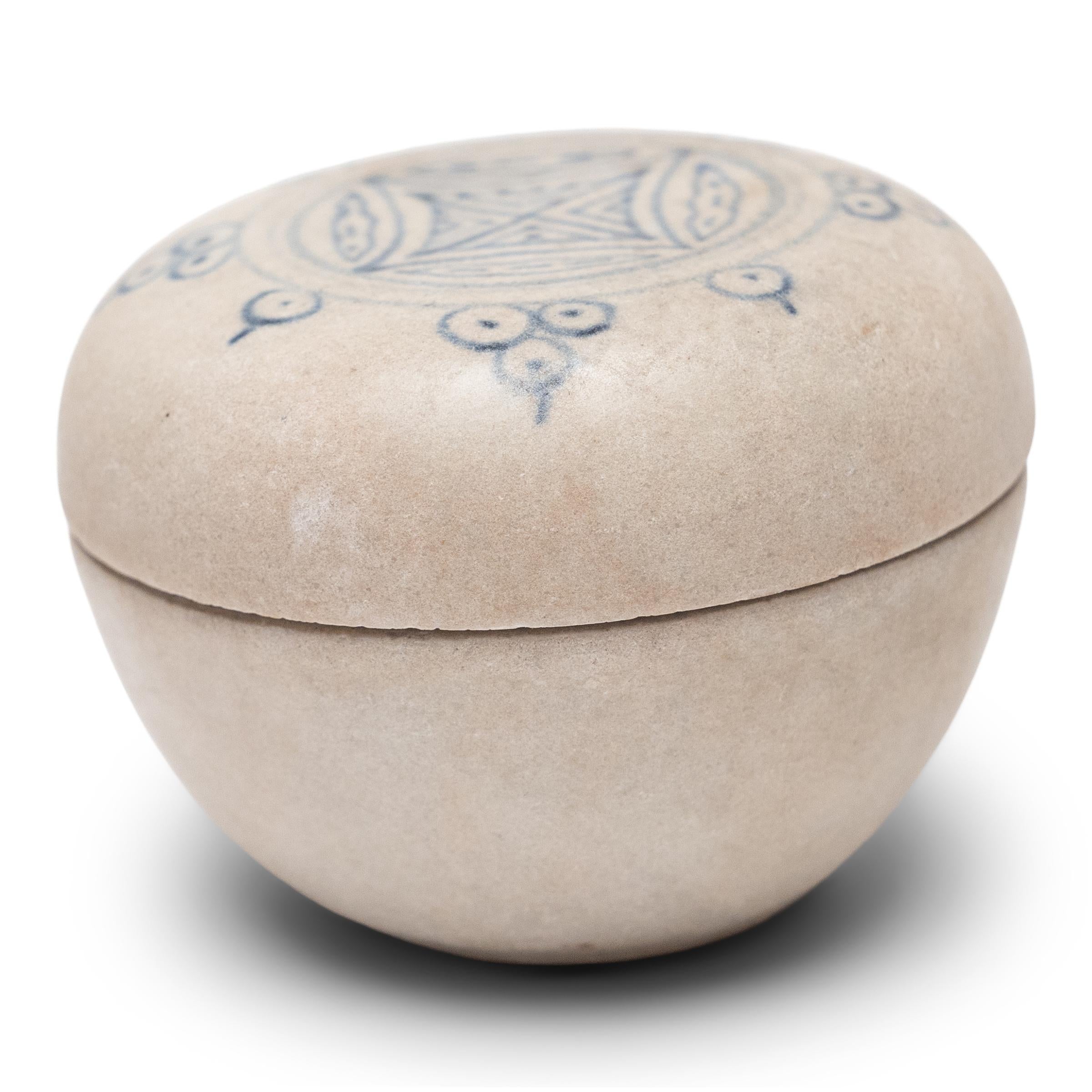 La textura suave y mate y el desgaste erosionado de esta cajita de porcelana sugieren que pasó muchos años sumergida en agua salada, probablemente excavada de un barco comercial hundido que transportaba exportaciones de cerámica. Fechada entre los