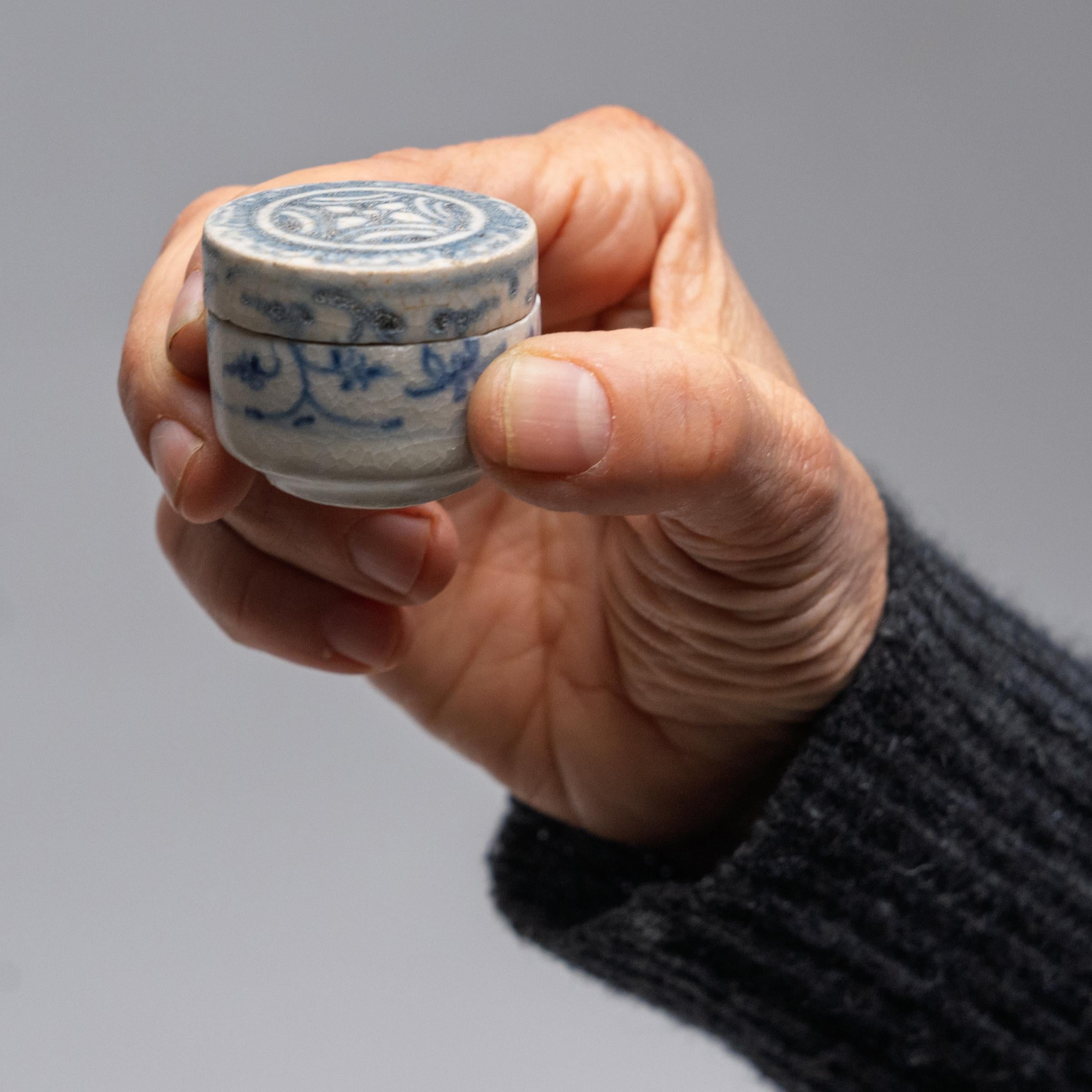 La textura suave y mate y el desgaste erosionado de esta cajita de porcelana sugieren que pasó muchos años sumergida en agua salada, probablemente excavada de un barco comercial hundido que transportaba exportaciones de cerámica. Fechada entre los