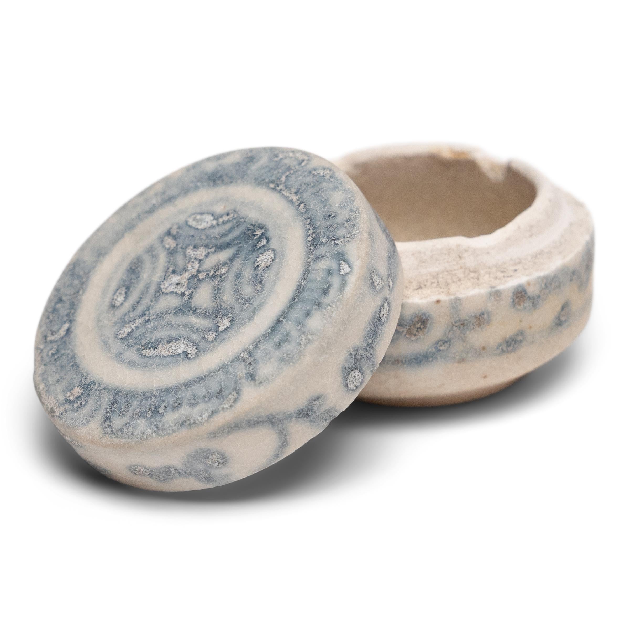 La texture douce et mate et l'usure érodée de cette petite boîte en porcelaine suggèrent qu'elle a passé de nombreuses années immergée dans l'eau salée, probablement déterrée d'un navire commercial englouti transportant des céramiques d'exportation.