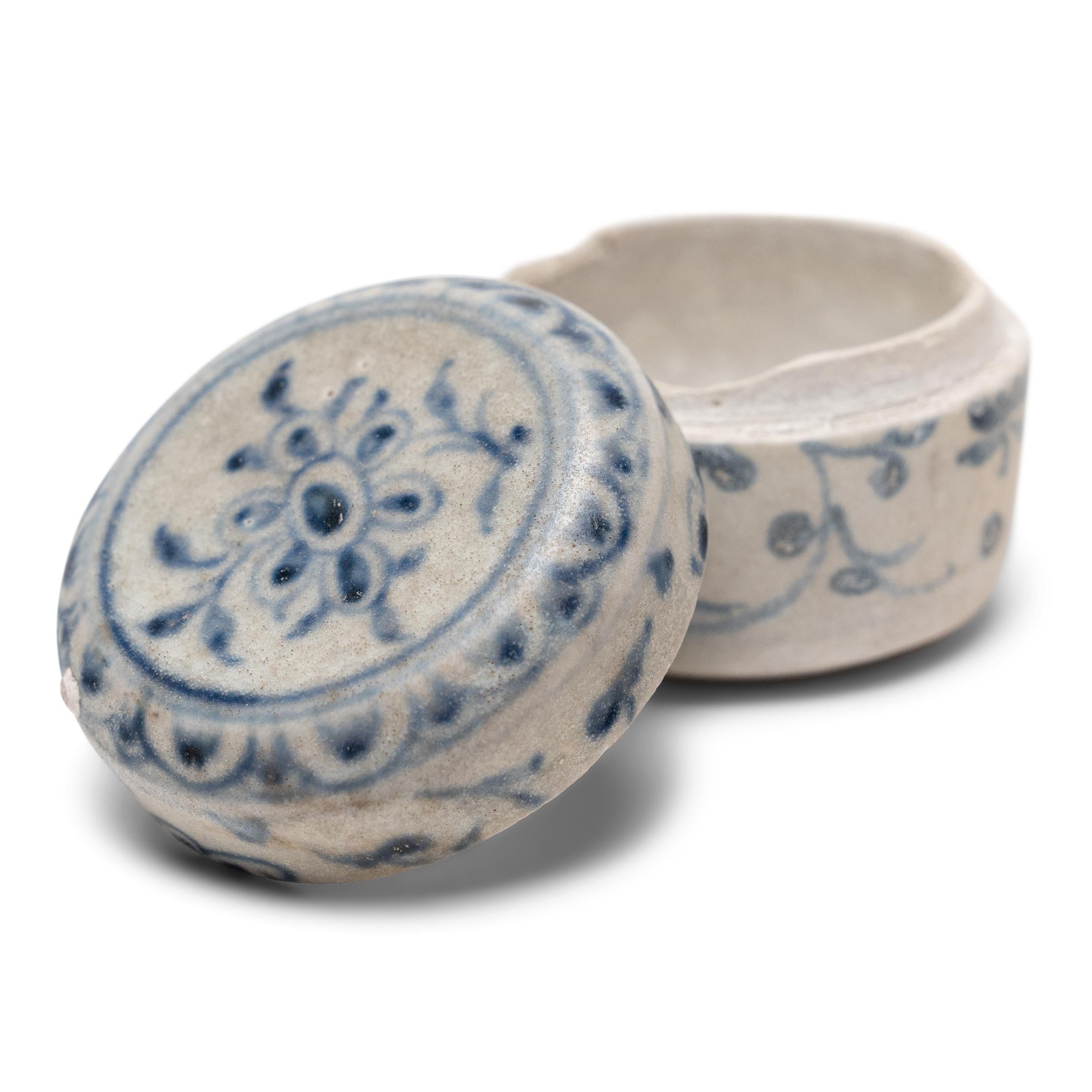 La textura suave y mate y el desgaste erosionado de esta cajita de porcelana sugieren que pasó muchos años sumergida en agua salada, probablemente excavada de un barco comercial hundido que transportaba exportaciones de cerámica. Fechada entre los