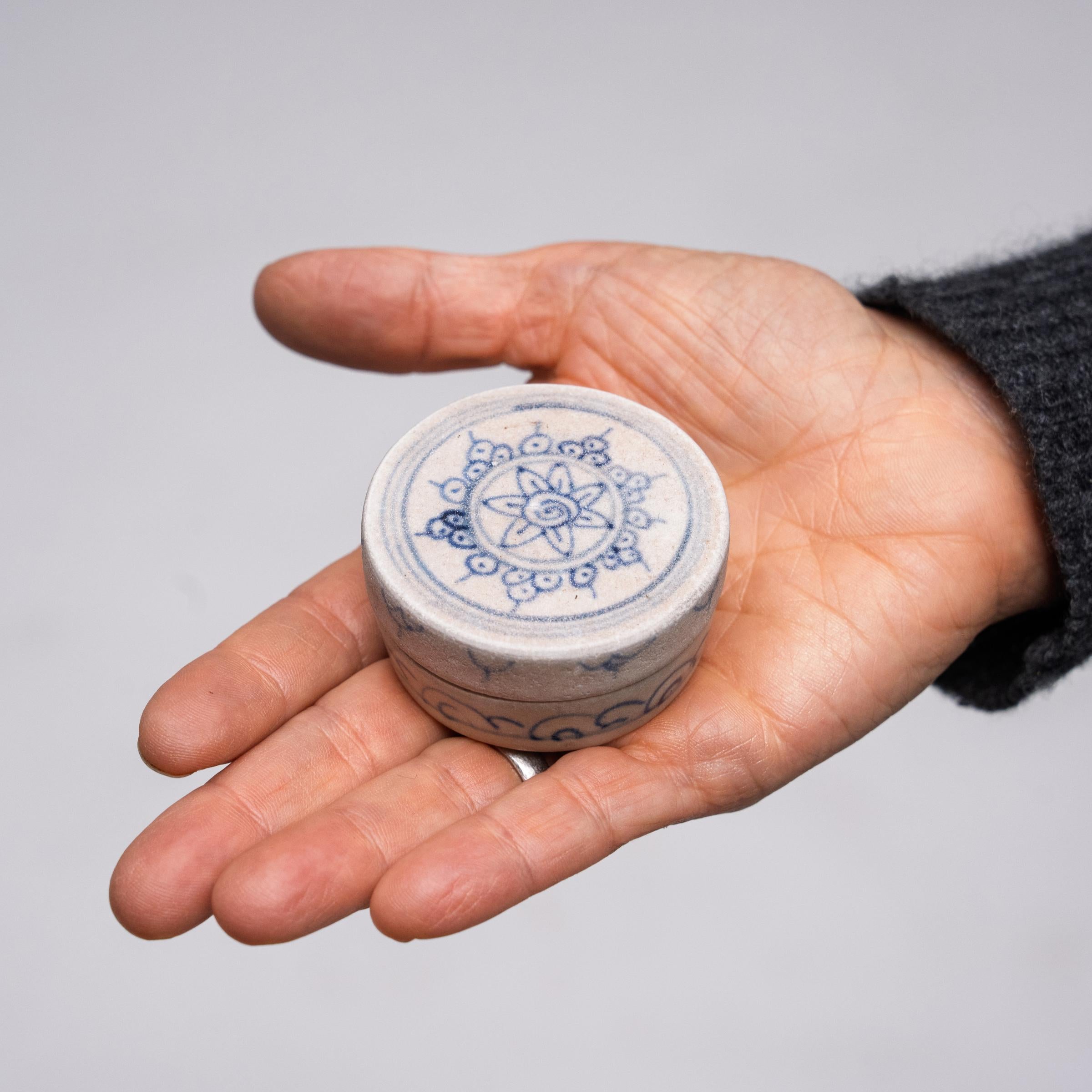 La textura suave y mate y el desgaste erosionado de esta cajita de porcelana sugieren que pasó muchos años sumergida en agua salada, probablemente excavada de un barco comercial hundido que transportaba exportaciones de cerámica. Fechada entre los