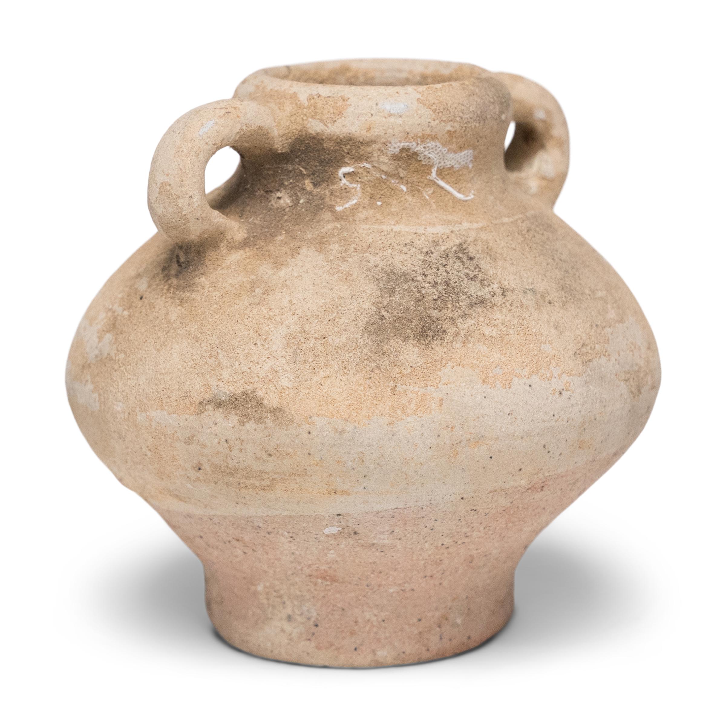 Die erodierte Oberfläche dieses zierlichen Medizinbehälters aus der Ming-Dynastie erzählt eine Geschichte von Handel, Tradition und verlorenen Schätzen. Die matte Textur und die Spuren von Meereslebewesen deuten darauf hin, dass das Gefäß viele