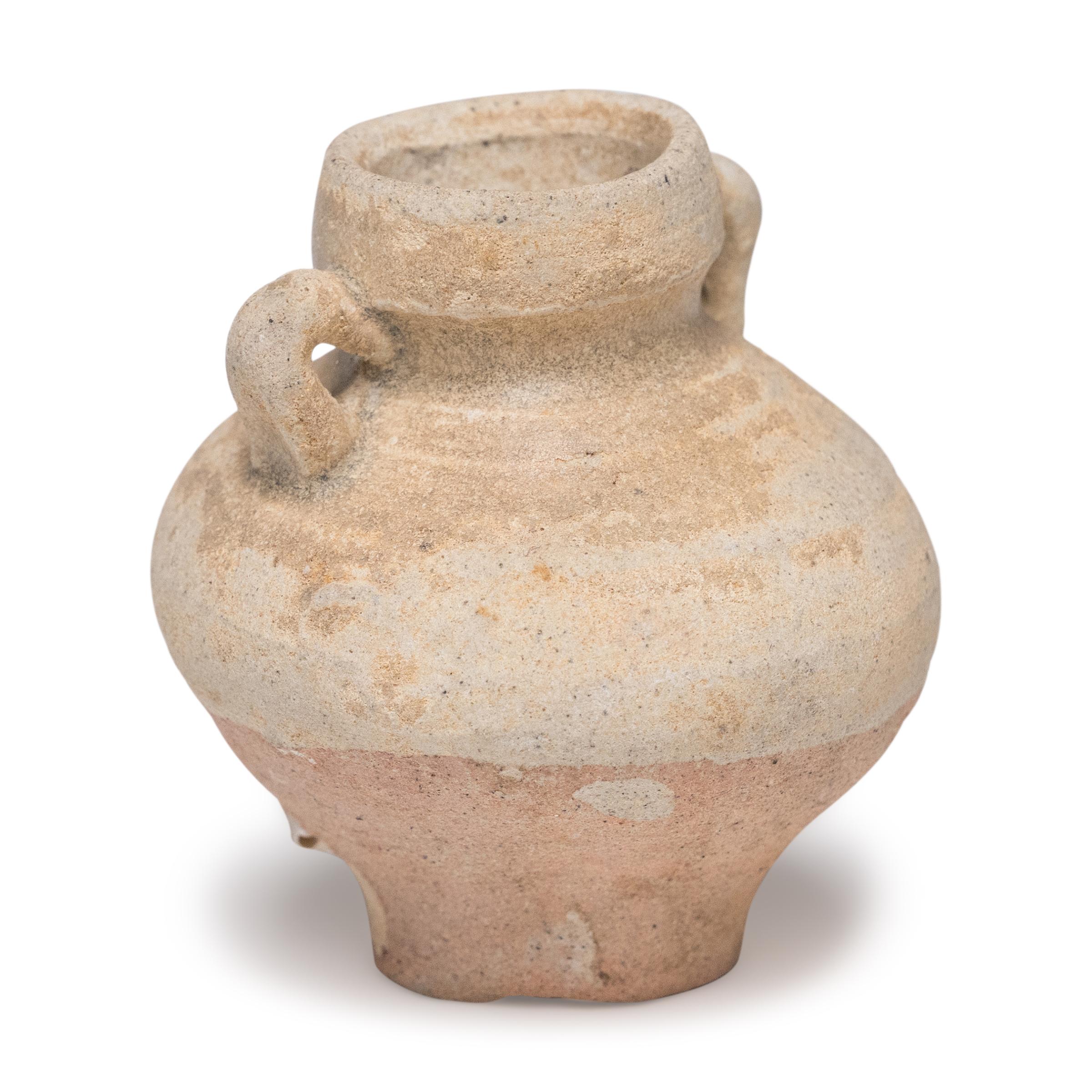 La superficie erosionada de este pequeño tarro medicinal de la dinastía Ming cuenta una historia de comercio, tradición y tesoros perdidos. La textura mate y los rastros de vida marina sugieren que la jarra pasó muchos años sumergida en agua salada,