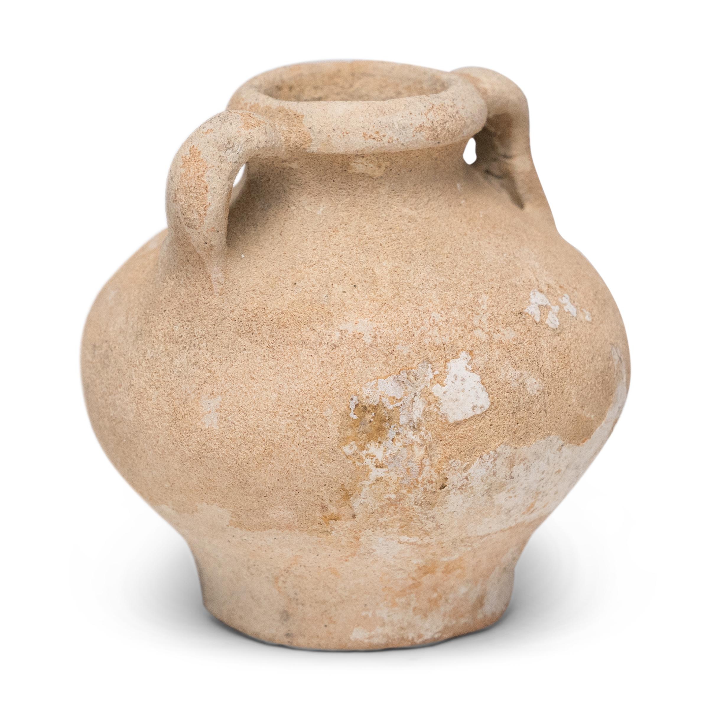 Die erodierte Oberfläche dieses zierlichen Medizinbehälters aus der Ming-Dynastie erzählt eine Geschichte von Handel, Tradition und verlorenen Schätzen. Die matte Textur und die Spuren von Meereslebewesen deuten darauf hin, dass das Gefäß viele