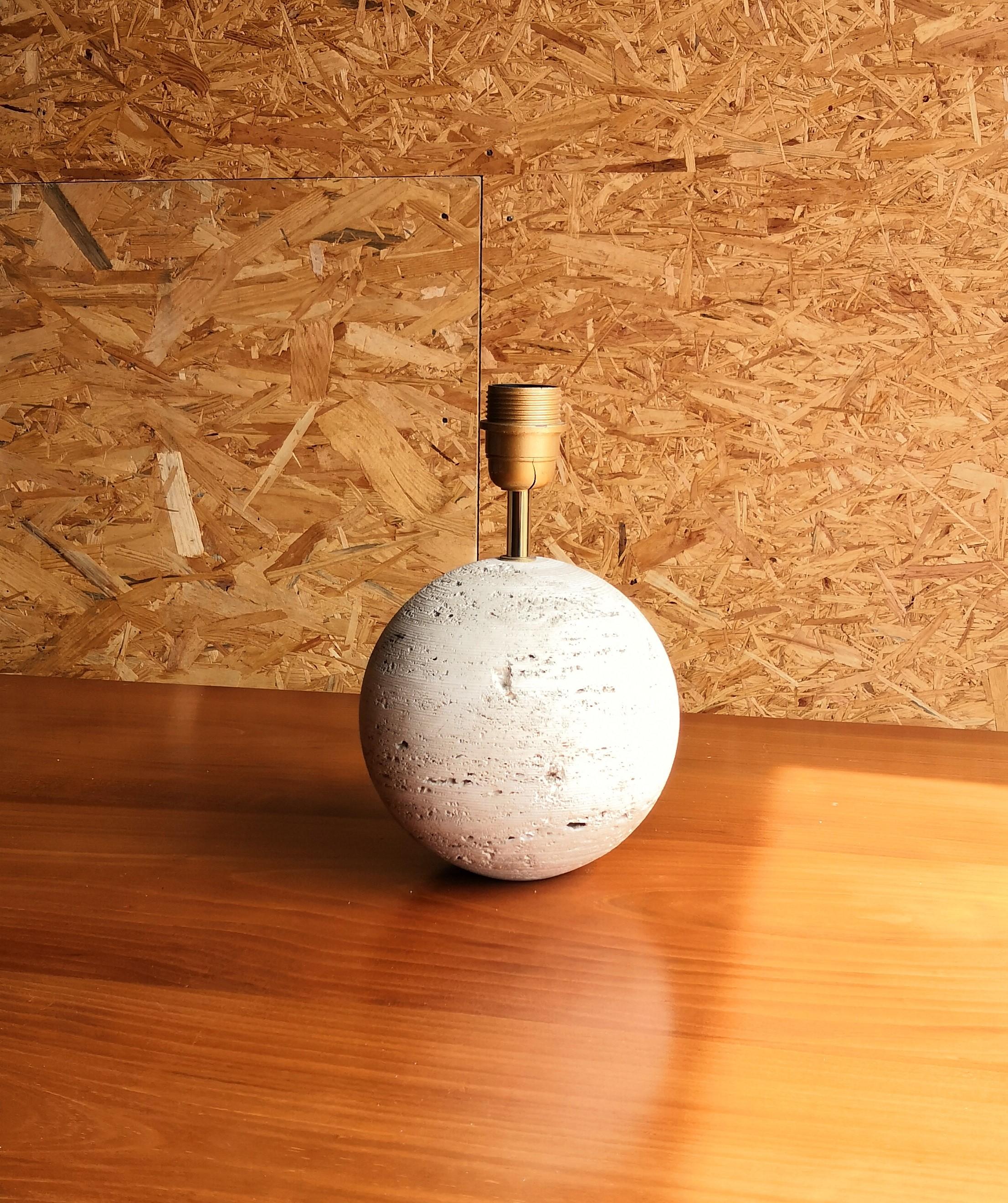 Petite Minimalist Raw Travertine Table Lamp, France, 1970s In Good Condition In New York, NY