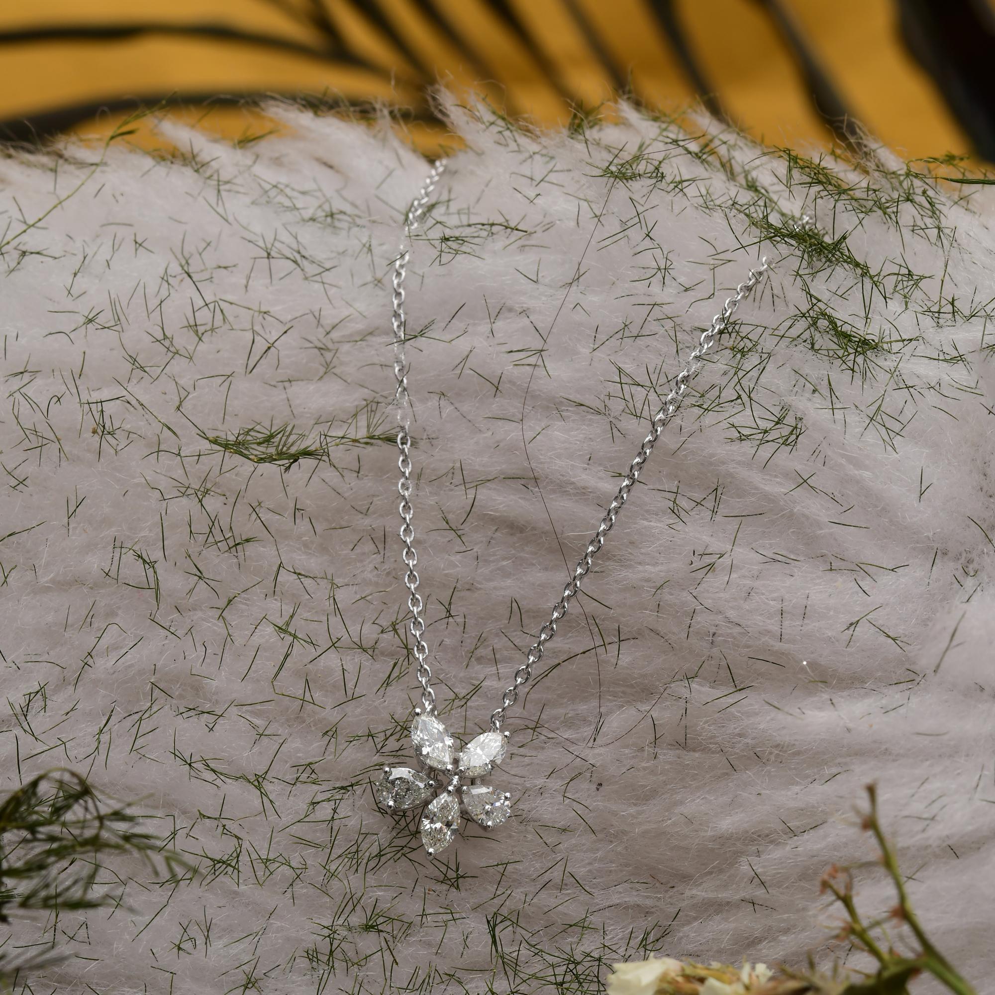 Collana Petite con diamanti naturali a taglio misto in oro 18 carati Tutte le tariffe pagate In condizioni Nuovo in vendita a Diera, Dubai