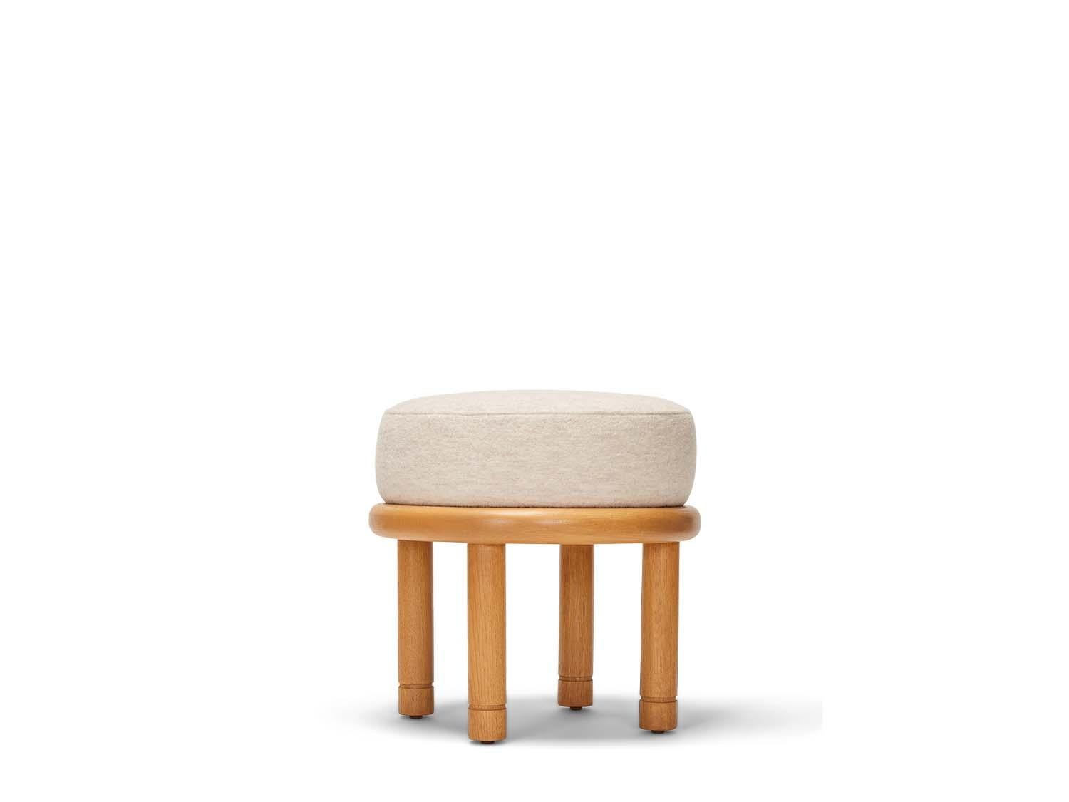 Le pouf Petite Moreno est composé d'une base ronde en bois massif, de quatre pieds cylindriques et d'un plateau rembourré. Disponible en noyer américain ou en chêne blanc. 

La collection Lawson-Fenning est conçue et fabriquée à la main à Los