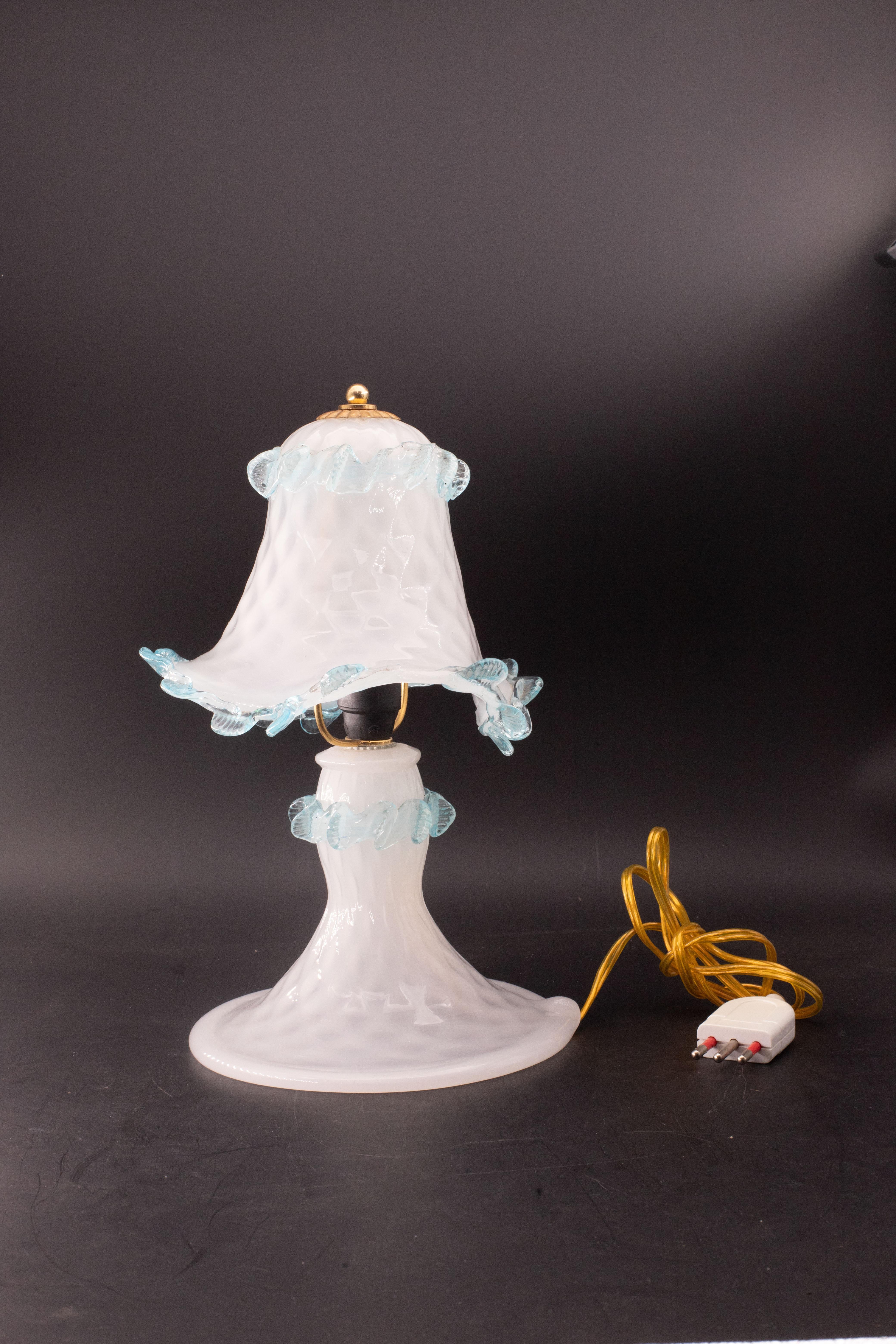 Petites lampes en verre de Murano, Italie, années 1970.
Magnifique abat-jour cloche en verre bleu et blanc avec détails en laiton.  Le laiton a une belle patine de vieillissement. 1 lumière e14, possibilité de câblage pour USa.
