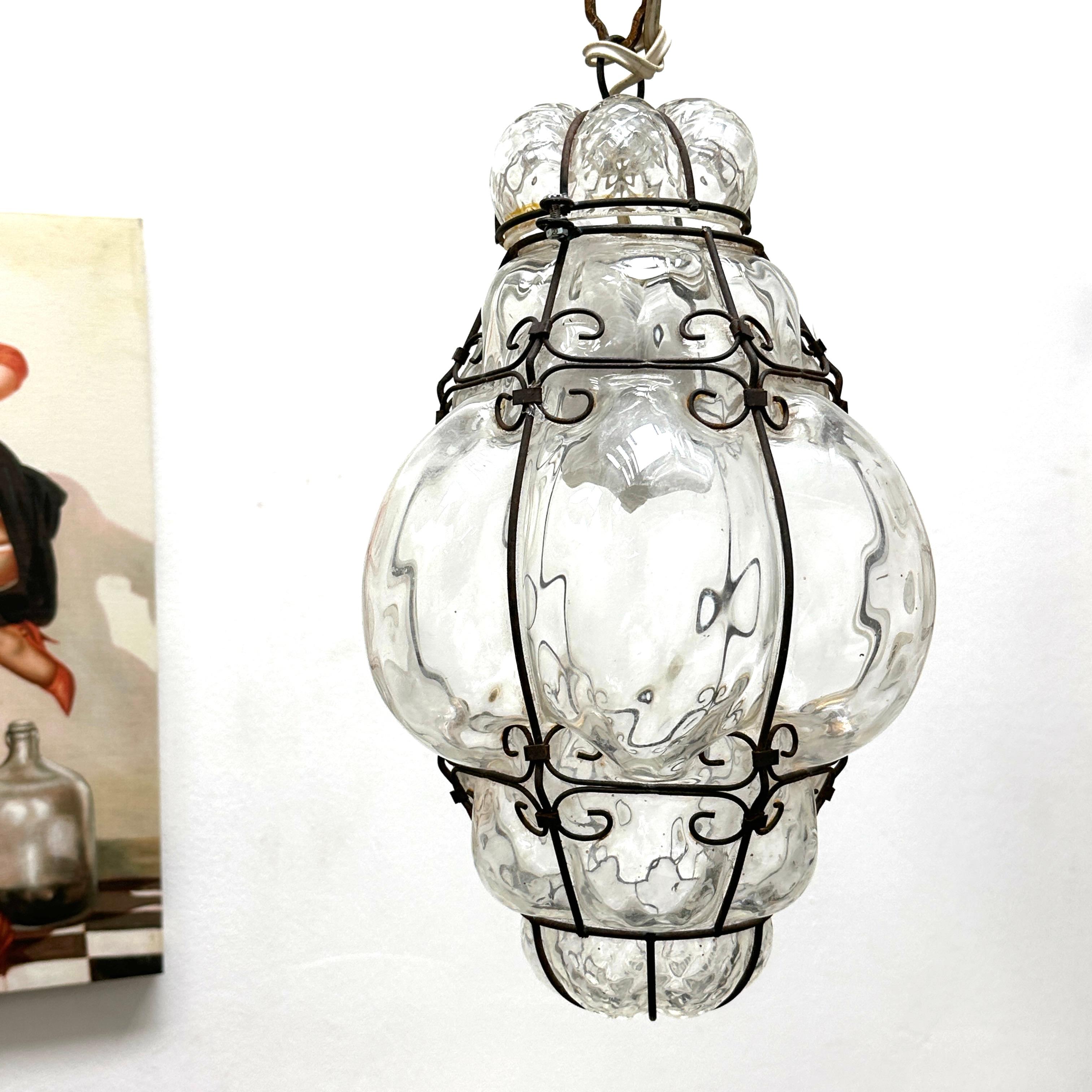 Magnifique lustre en verre de Murano enveloppé de bulles d'air avec cage. Le verre est soufflé à la main avec une teinte claire et a été créé par Giorgio Seguso dans les années 1930 en Italie.

Cette suspension cage à bulles en verre de Murano au