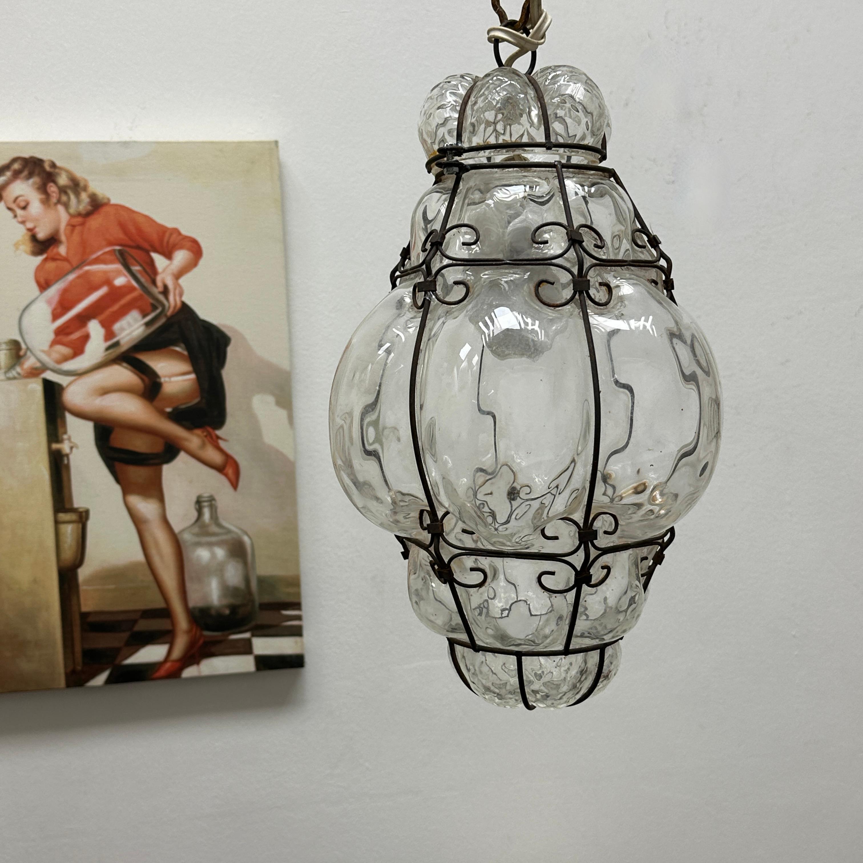 italien Petite lampe à suspension en verre de Murano en cage, années 1930, Italie vintage