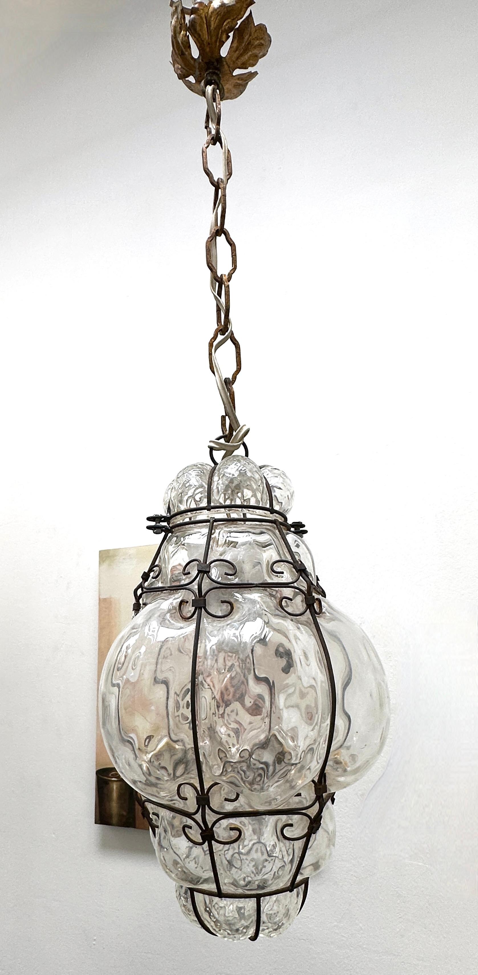 Métal Petite lampe à suspension en verre de Murano en cage, années 1930, Italie vintage