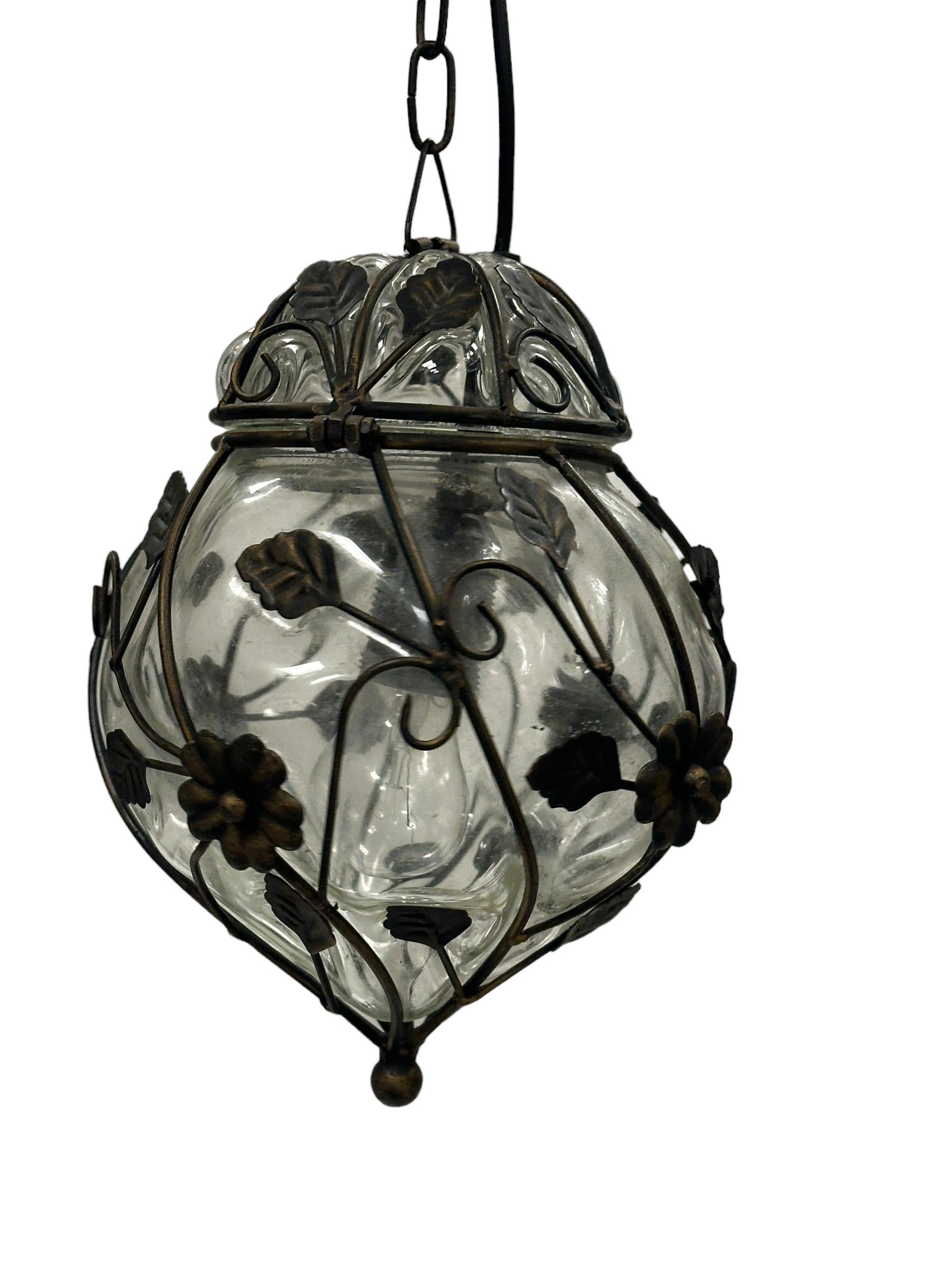 Milieu du XXe siècle Petite lampe à suspension en verre de Murano en cage, années 1960, Italie vintage