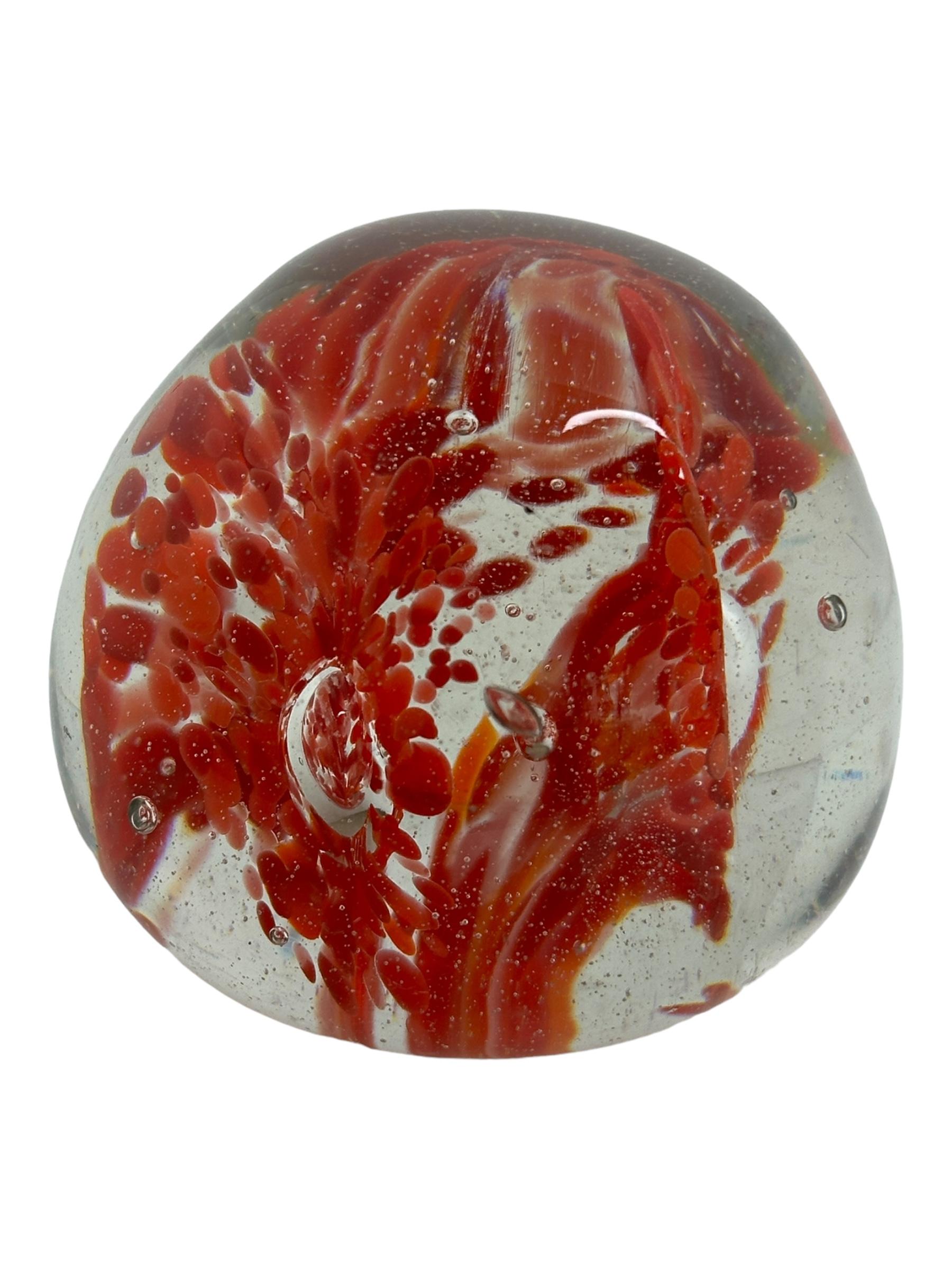 Petite Murano Glass Paperweight Flower inside Mid-Century Modern, Italia anni '1960 in vendita 2