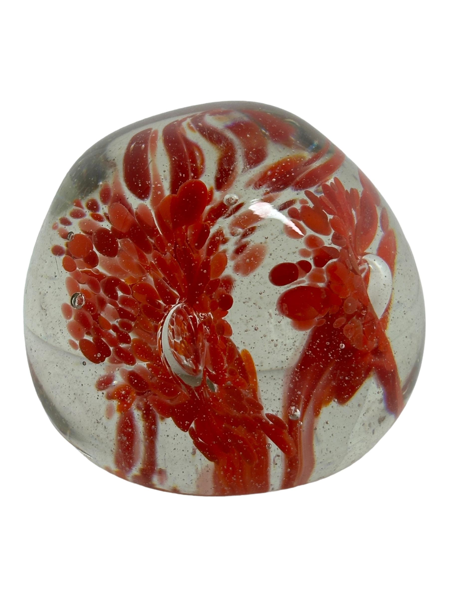 Petite Murano Glass Paperweight Flower inside Mid-Century Modern, Italia anni '1960 in vendita 3