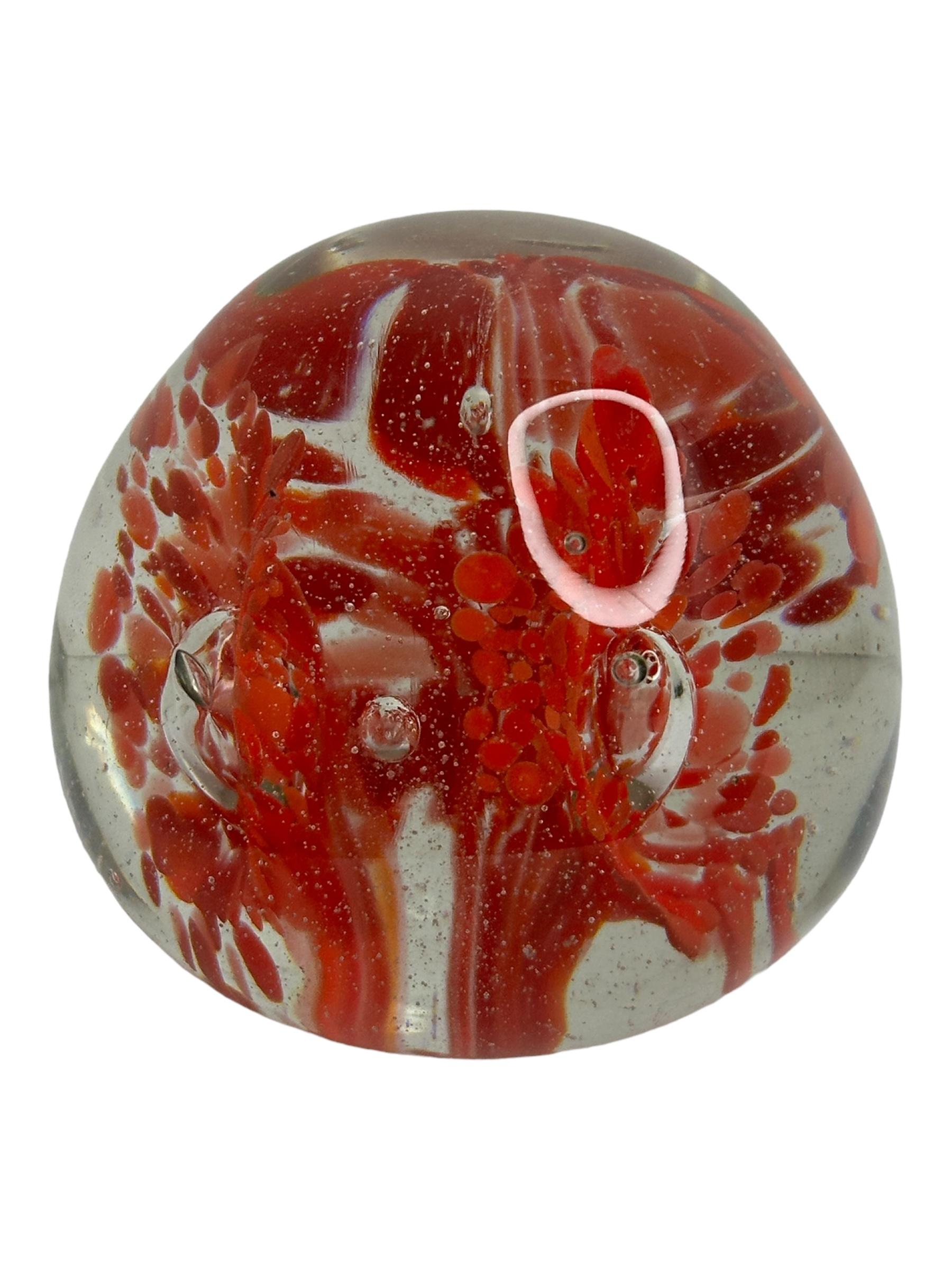 Italiano Petite Murano Glass Paperweight Flower inside Mid-Century Modern, Italia anni '1960 in vendita