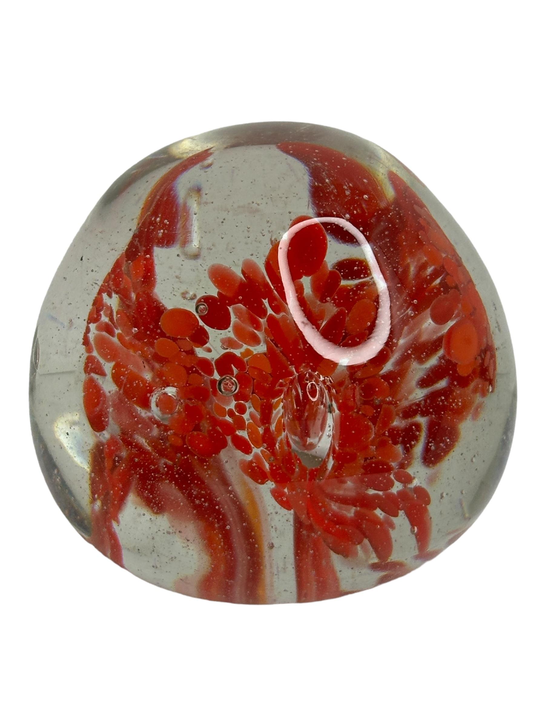 Fatto a mano Petite Murano Glass Paperweight Flower inside Mid-Century Modern, Italia anni '1960 in vendita