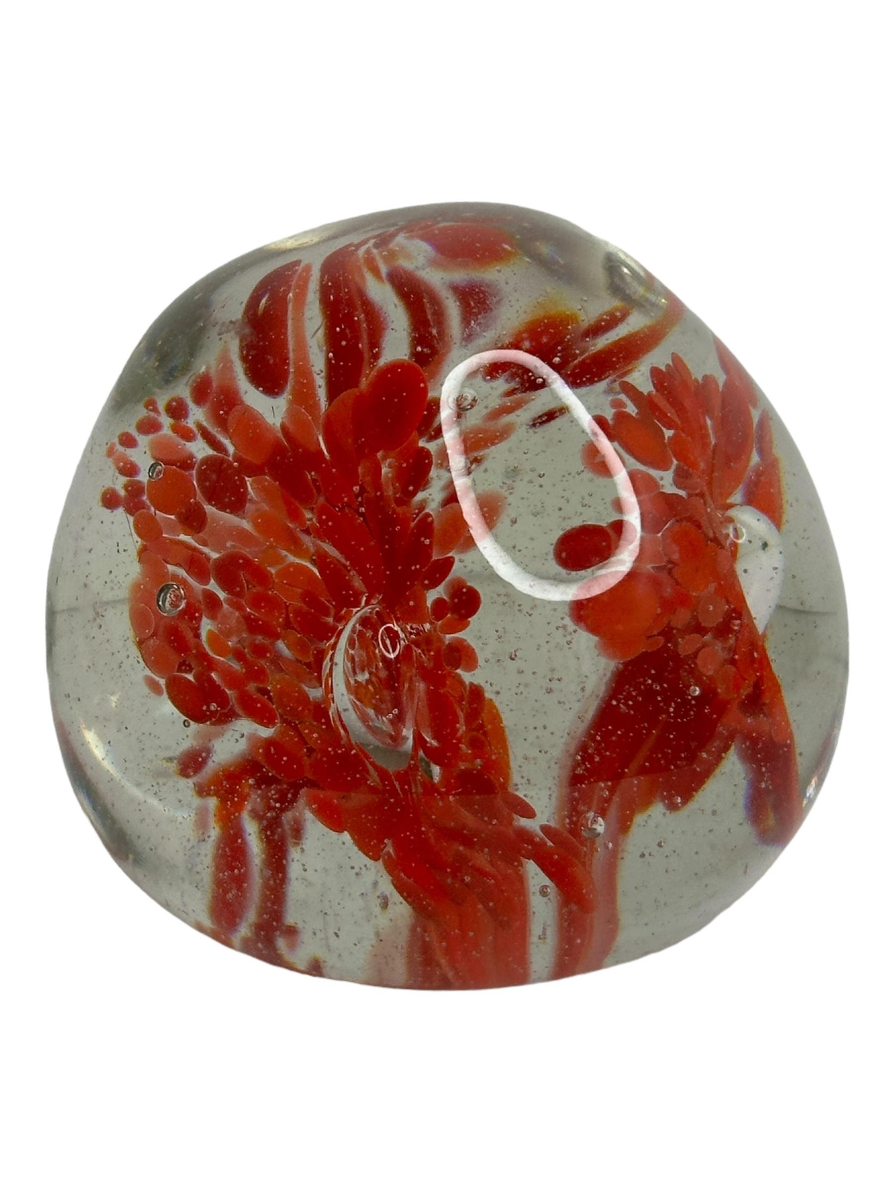 Petite Murano Glass Paperweight Flower inside Mid-Century Modern, Italia anni '1960 In condizioni buone in vendita a Nuernberg, DE