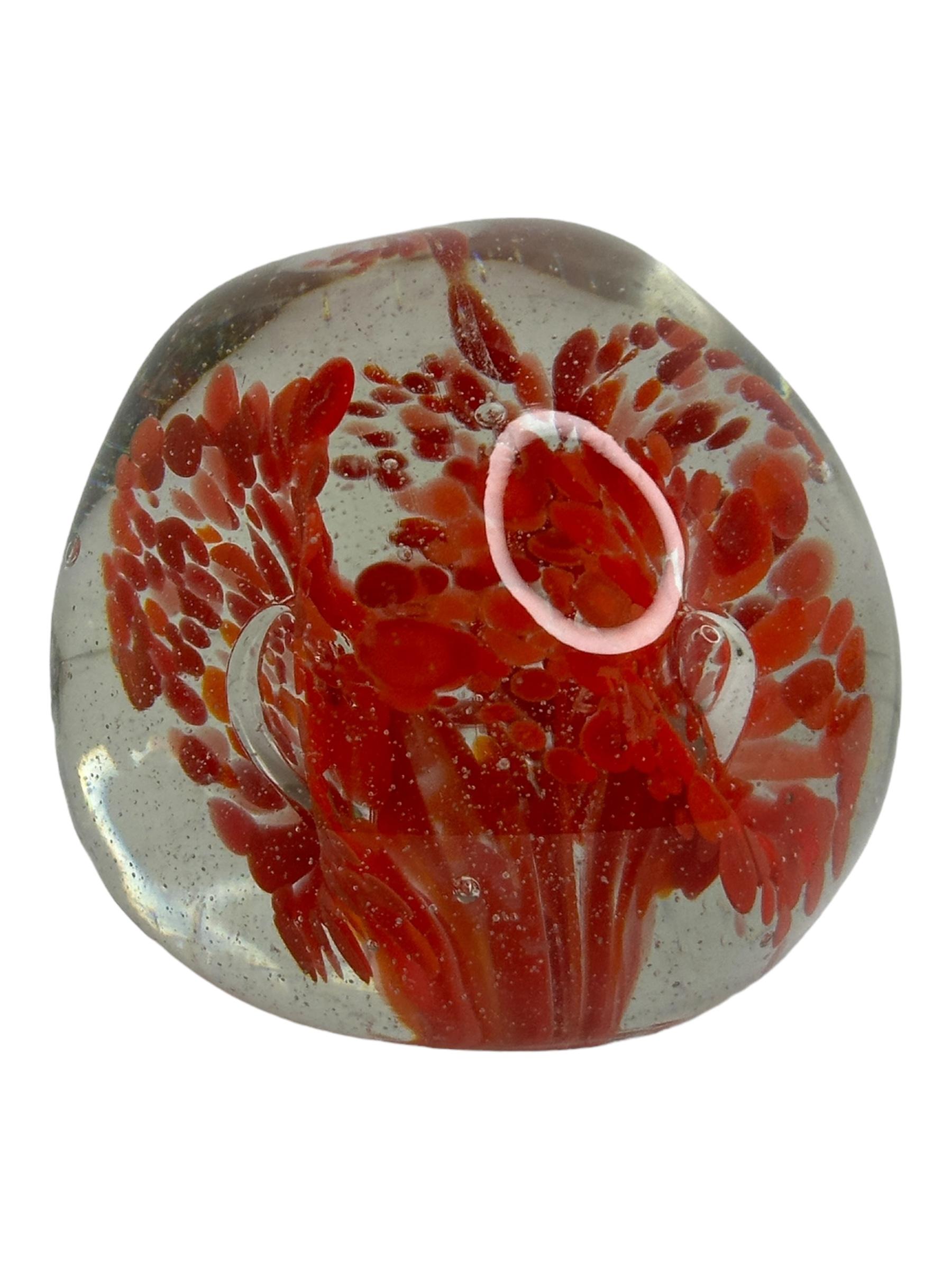 Metà XX secolo Petite Murano Glass Paperweight Flower inside Mid-Century Modern, Italia anni '1960 in vendita