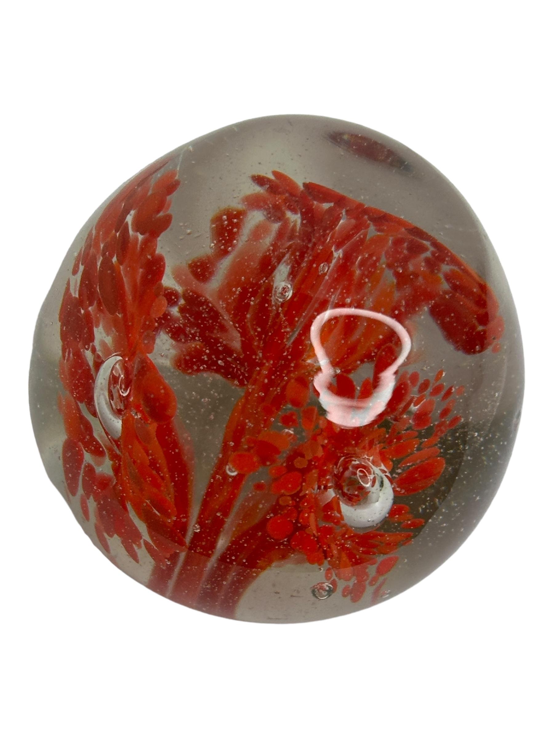 Vetro di Murano Petite Murano Glass Paperweight Flower inside Mid-Century Modern, Italia anni '1960 in vendita