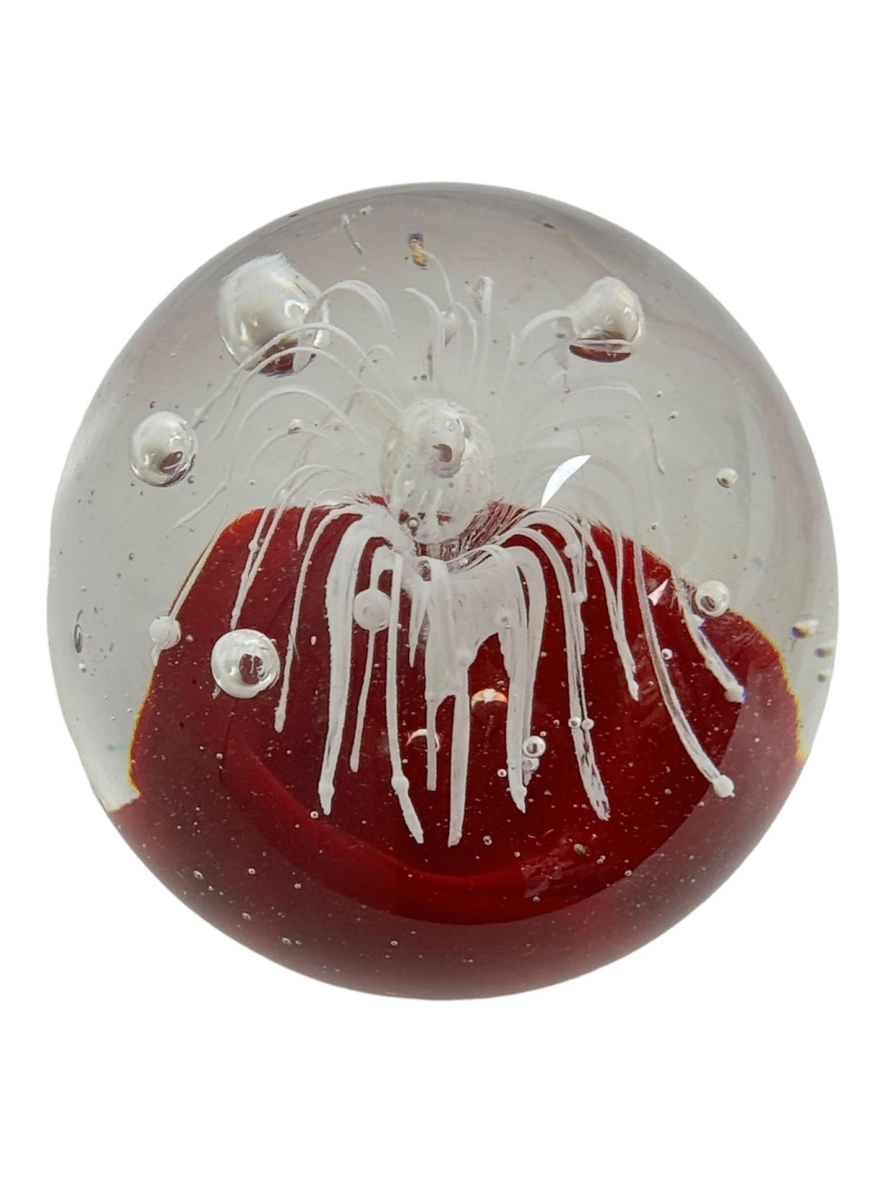 Mid-Century moderno Petite Murano Glass Paperweight Flower inside Mid-Century Modern, Italia anni '80 in vendita