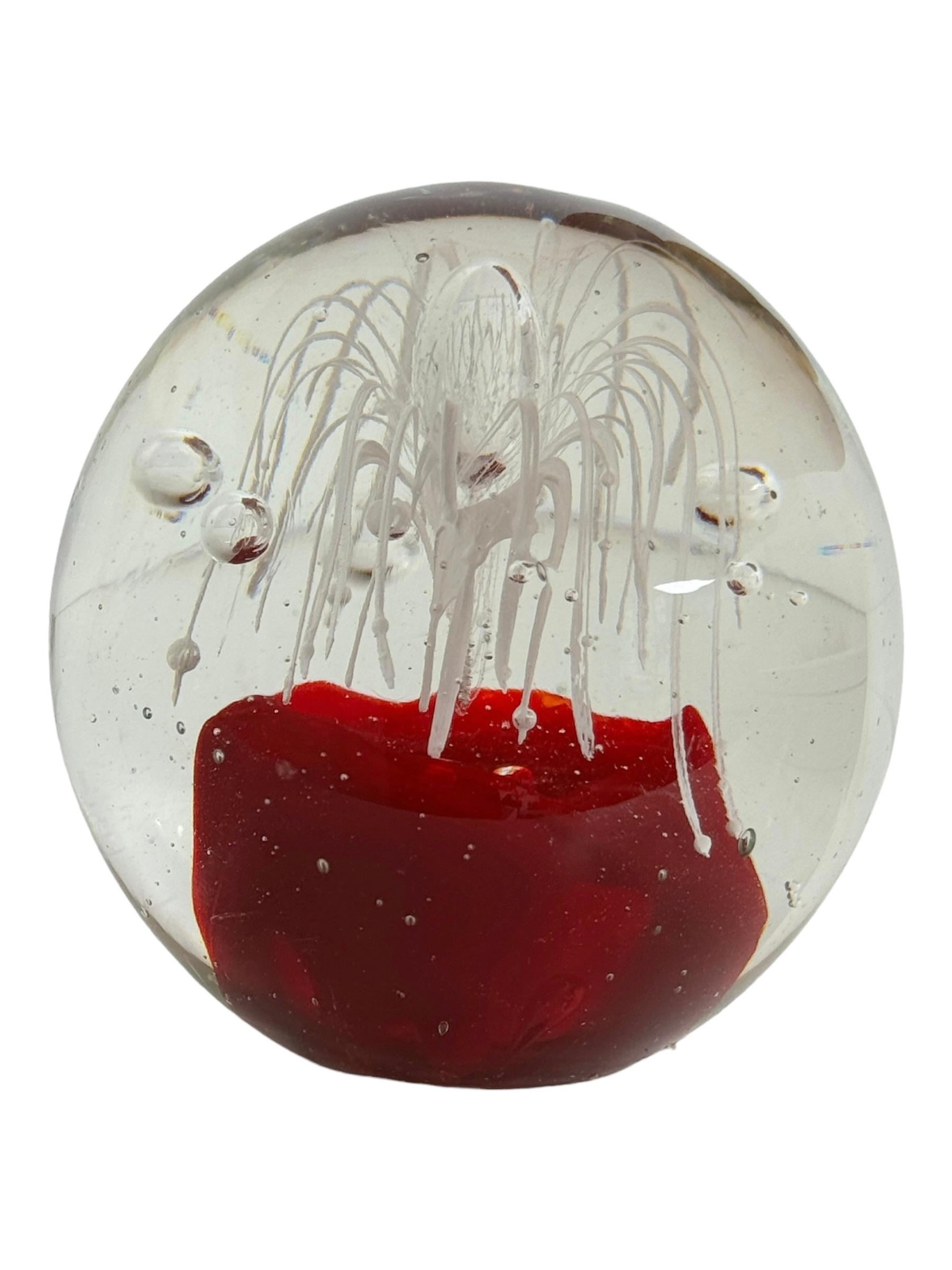 Italiano Petite Murano Glass Paperweight Flower inside Mid-Century Modern, Italia anni '80 in vendita