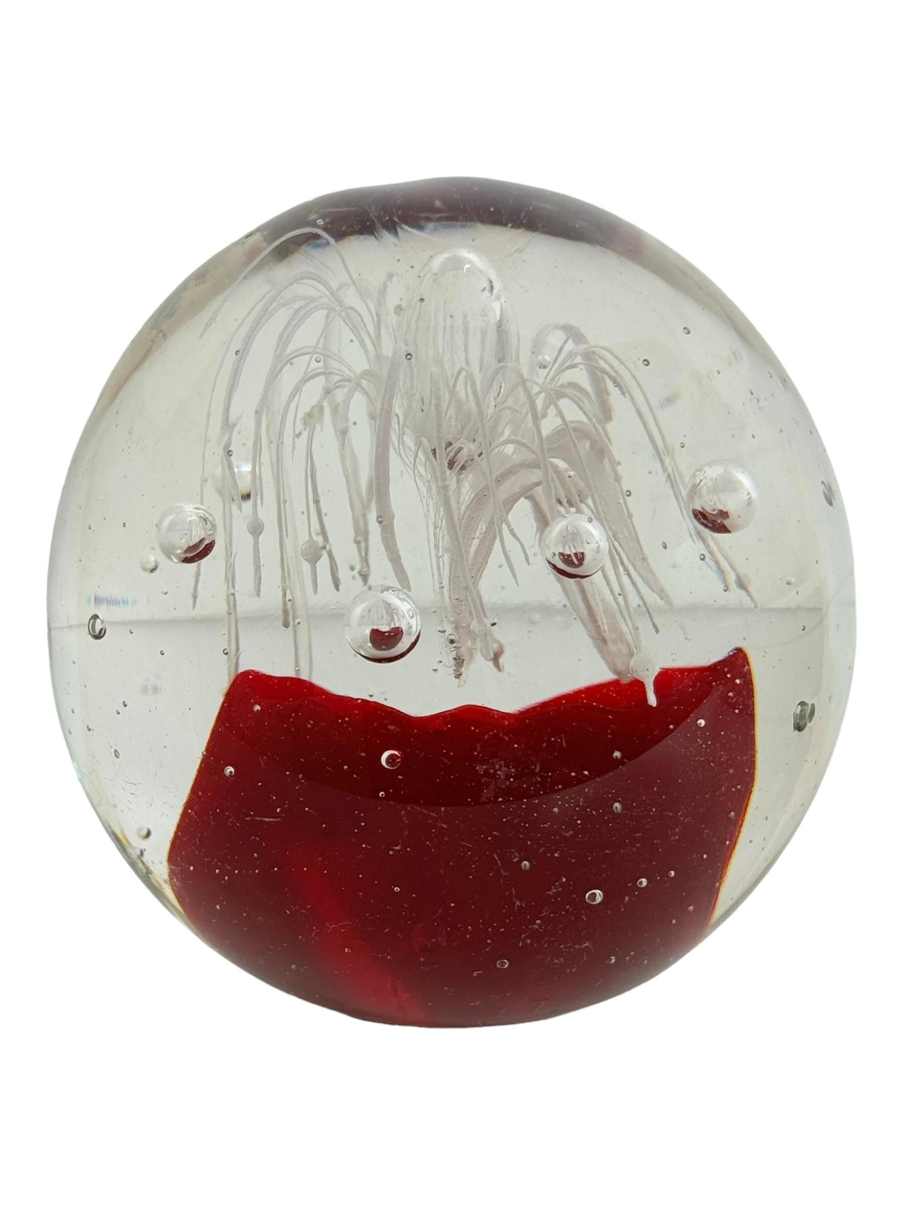 Petite Murano Glass Paperweight Flower inside Mid-Century Modern, Italia anni '80 In condizioni buone in vendita a Nuernberg, DE
