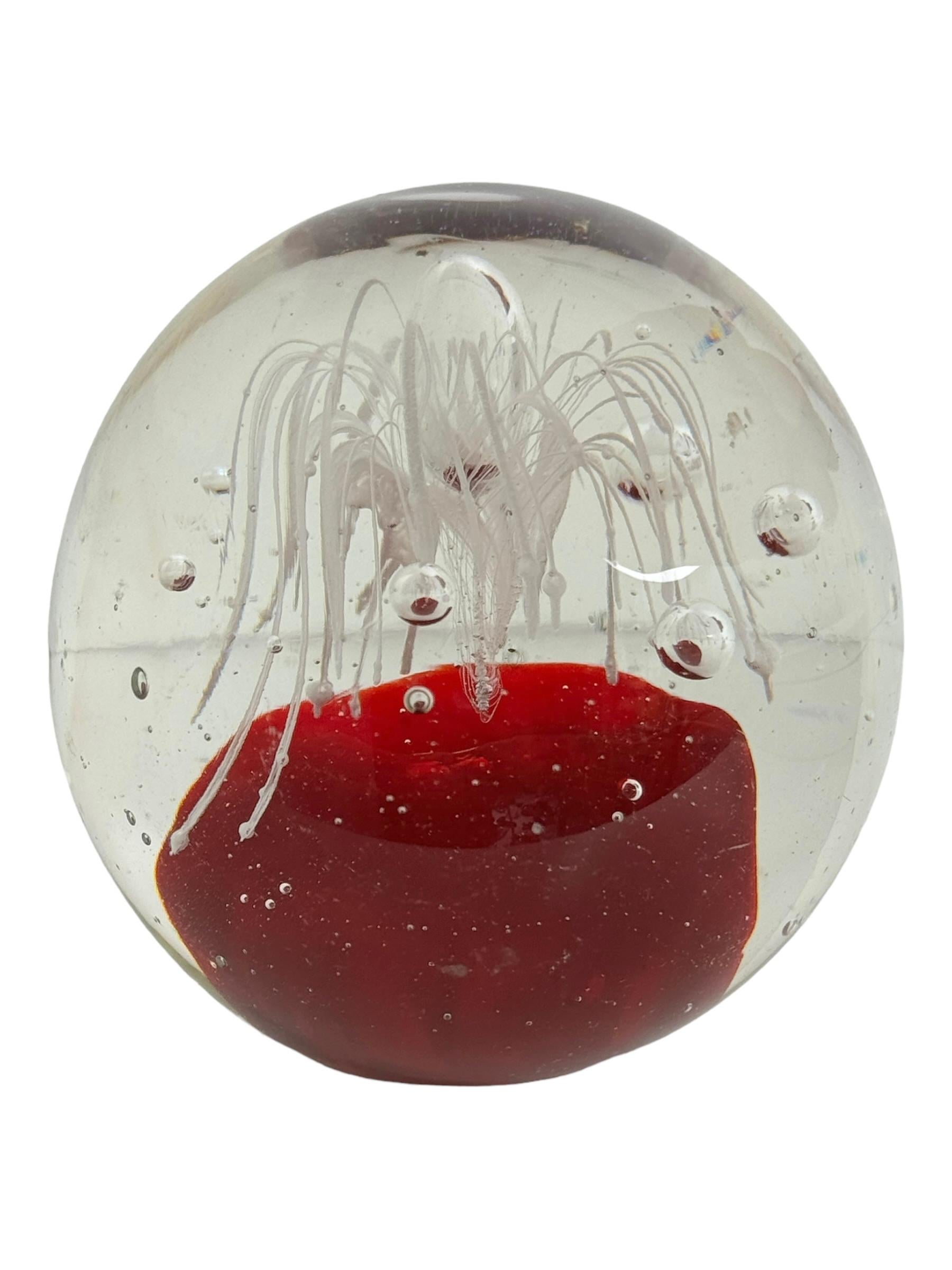 Fine XX secolo Petite Murano Glass Paperweight Flower inside Mid-Century Modern, Italia anni '80 in vendita