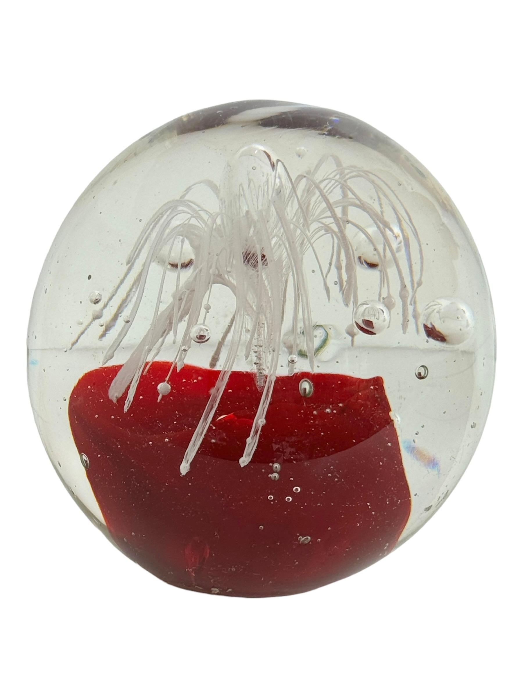 Vetro di Murano Petite Murano Glass Paperweight Flower inside Mid-Century Modern, Italia anni '80 in vendita