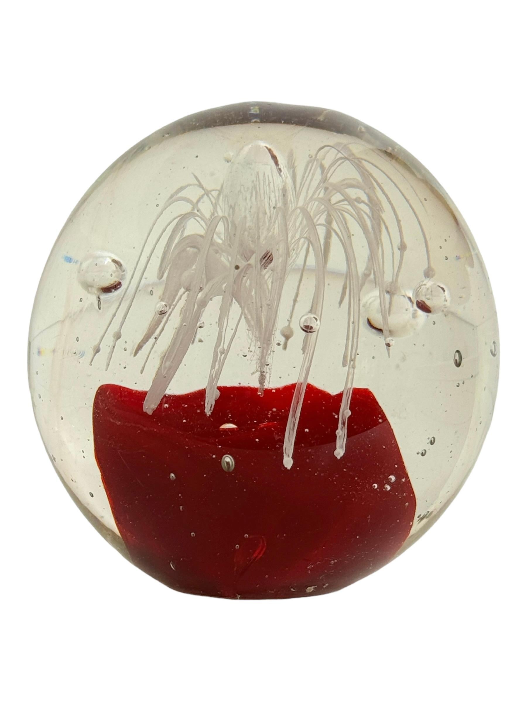 Petite Murano Glass Paperweight Flower inside Mid-Century Modern, Italia anni '80 in vendita 1