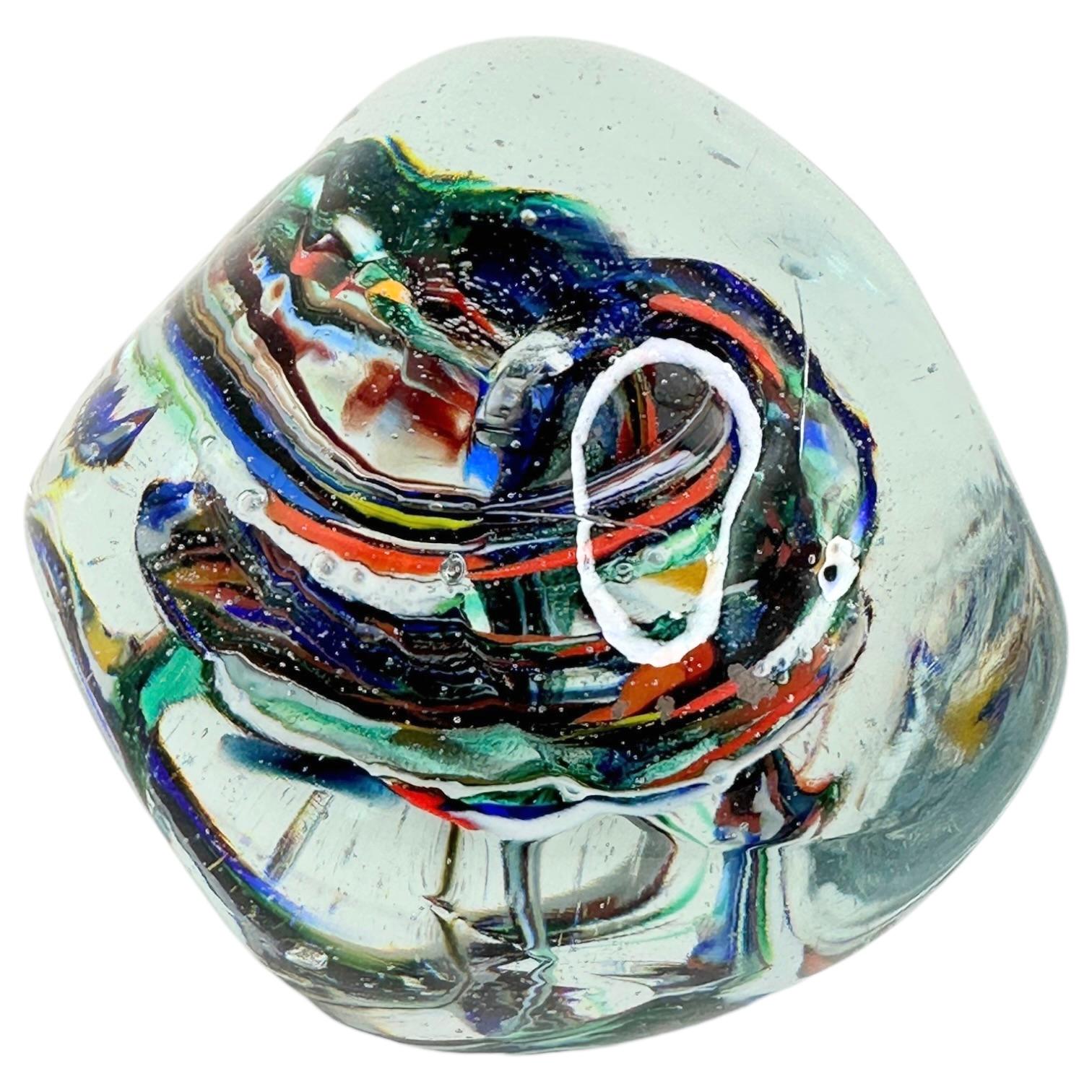 Precioso pisapapeles de cristal artístico italiano de Murano soplado a mano. Un bonito complemento para tu escritorio. Encontrado en una venta de bienes en Verona, Italia. Muy decorativo y funcional en todos los sentidos.