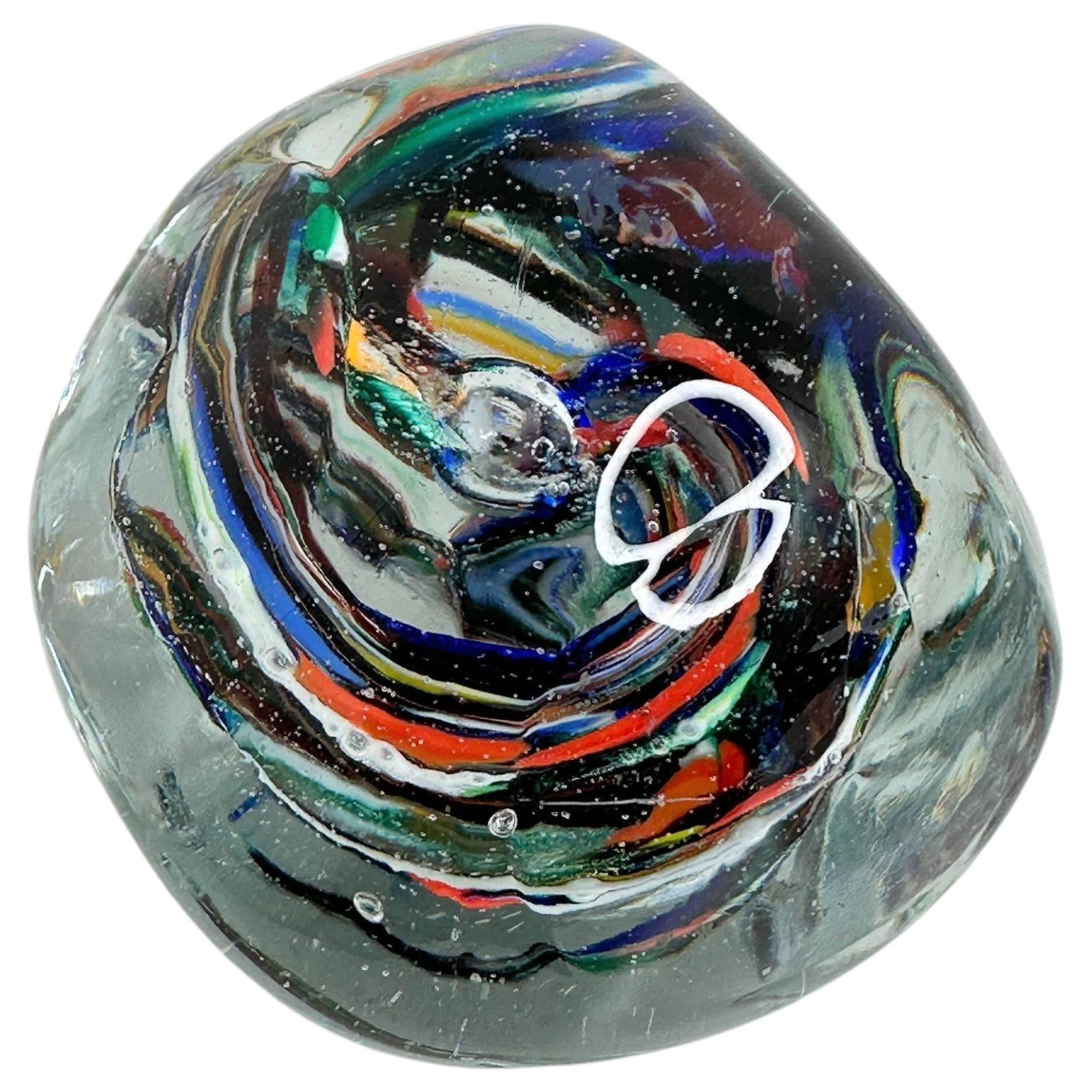 Pequeño pisapapeles de cristal de Murano Remolino interior Moderno de mediados de siglo, Italia Años 60 Cristal de Murano en venta