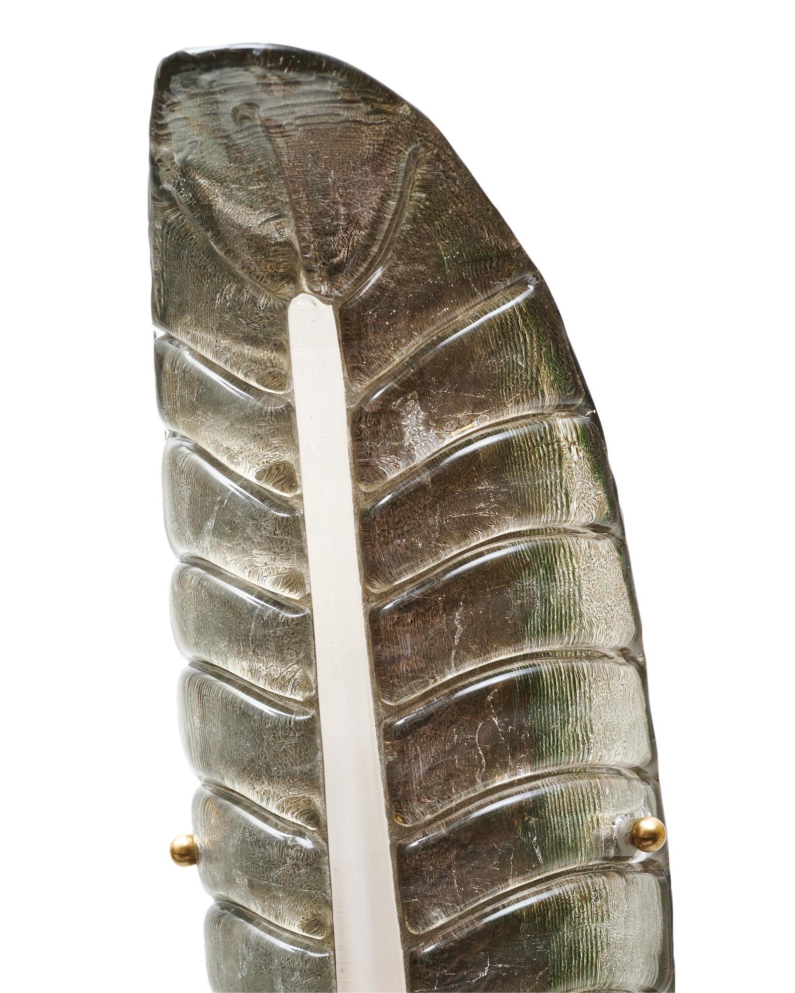 Spectaculaire et spectaculaire paire d'appliques en verre de Murano, représentant de petites feuilles de palmier ou de bananier en verre de Murano soufflé et estampé à la main. Ces appliques en verre de Murano à feuilles d'argent ont des feuilles
