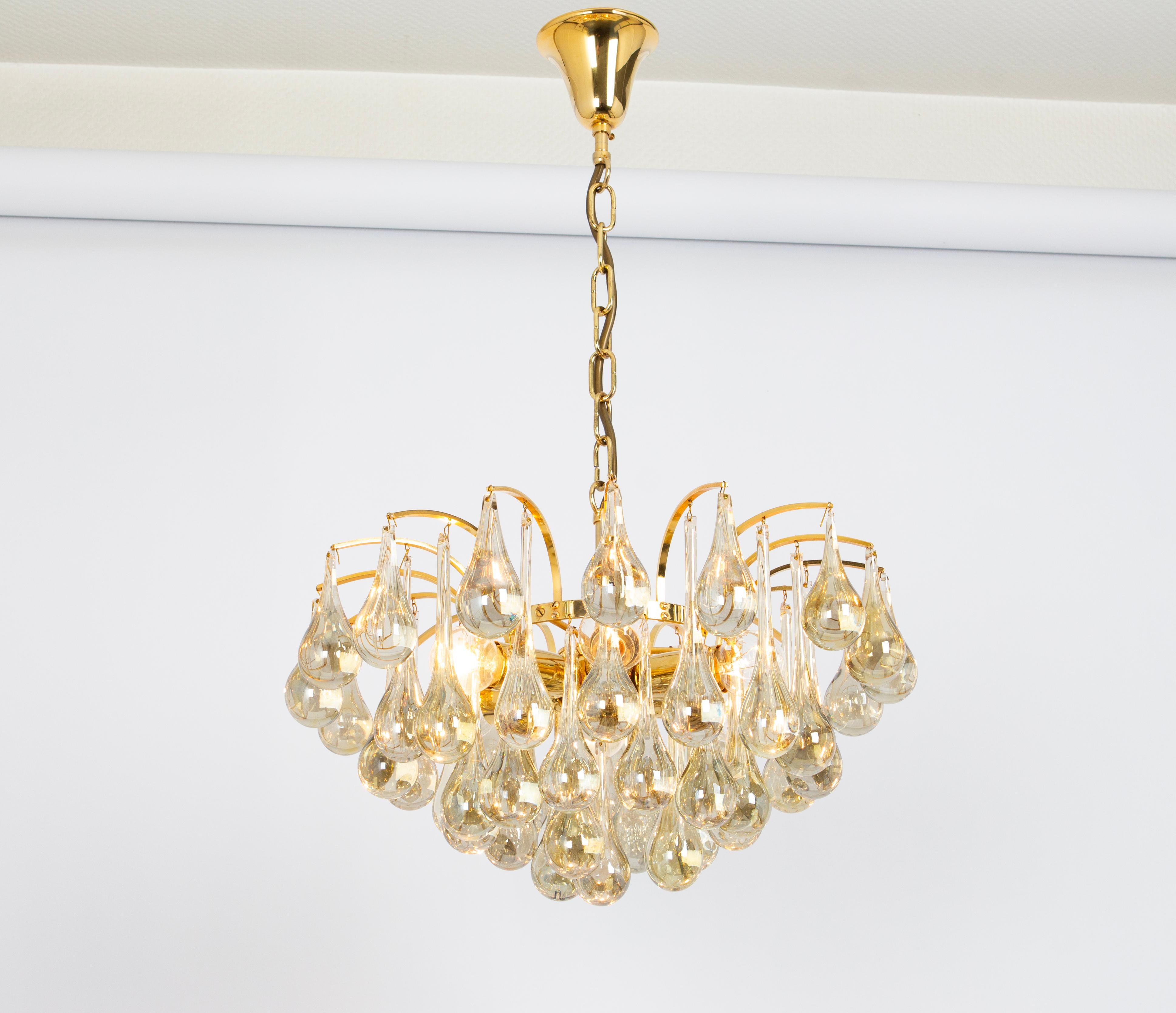 Superbe petit lustre de Christoph Palme, Allemagne, fabriqué dans les années 1970. Il est composé de pièces en verre de Murano en forme de goutte d'eau sur une monture en laiton doré.

De haute qualité et en très bon état. Nettoyé, bien câblé.

Le