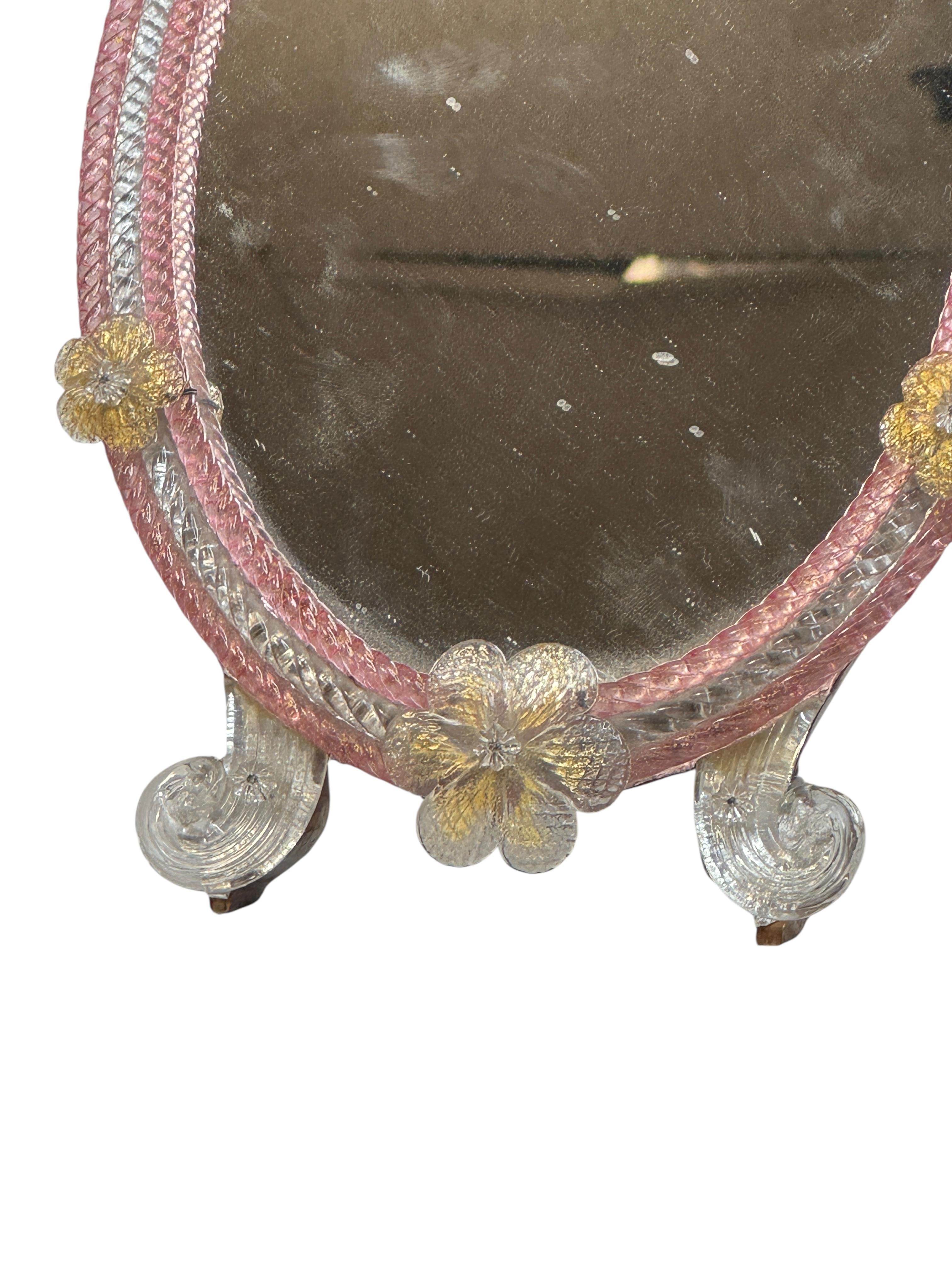 Un magnifique miroir de courtoisie en verre de Murano entouré de fleurs en verre faites à la main. Avec des signes mineurs d'usure comme prévu avec l'âge et l'utilisation. Une belle addition à n'importe quel dressing. Trouvé dans une vente