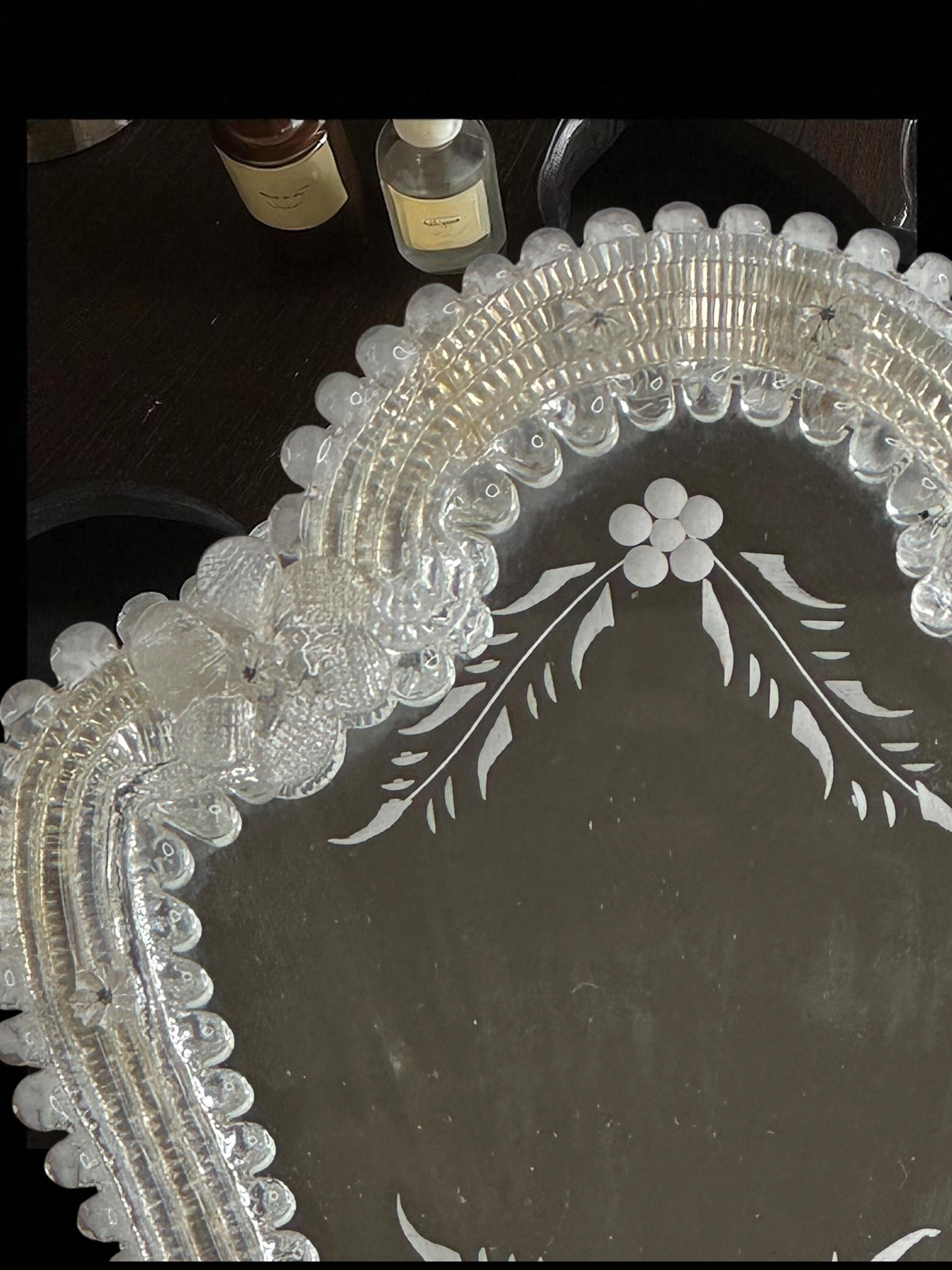 Petit miroir mural de courtoisie en verre de Murano avec fleurs années 1960, Italie Venise vénitienne en vente 3