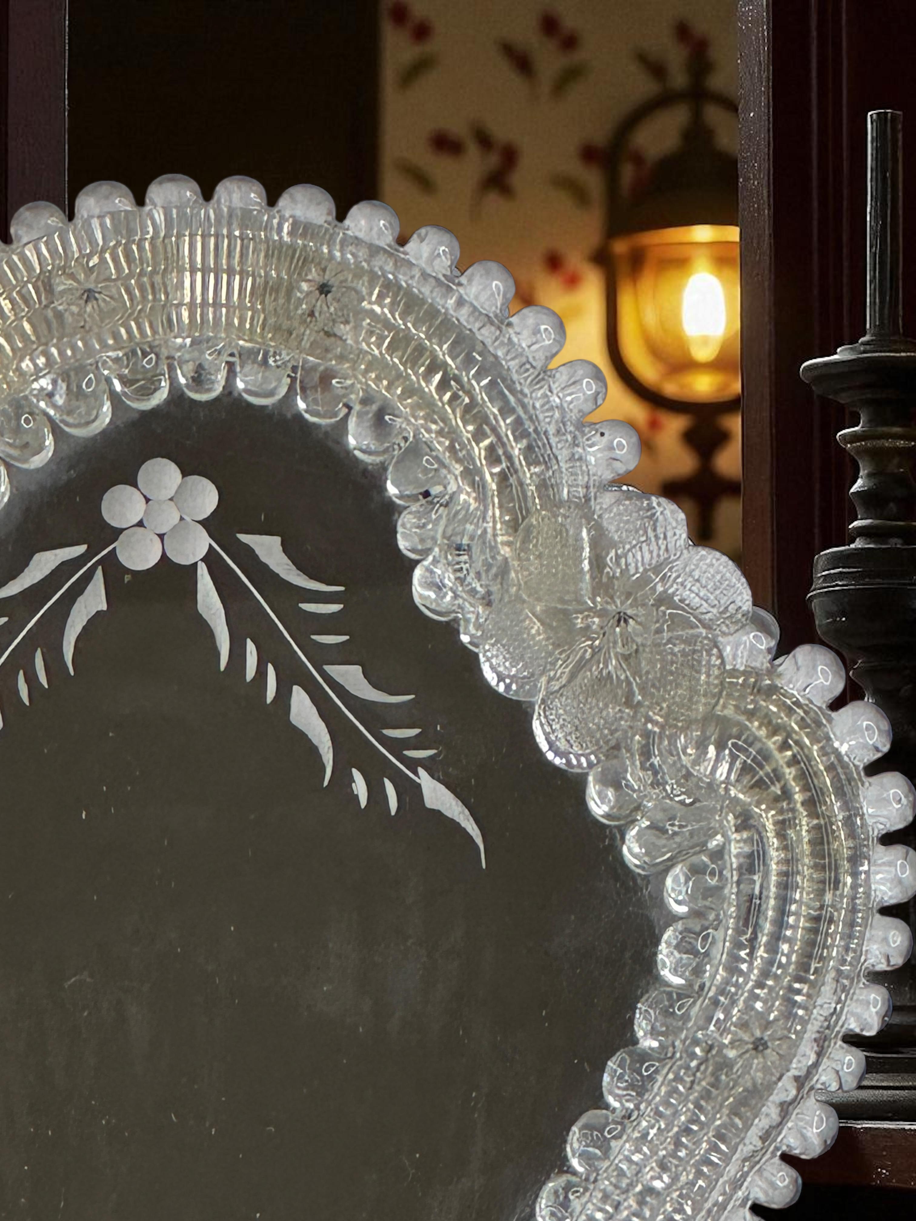 Petit miroir mural de courtoisie en verre de Murano avec fleurs années 1960, Italie Venise vénitienne en vente 4