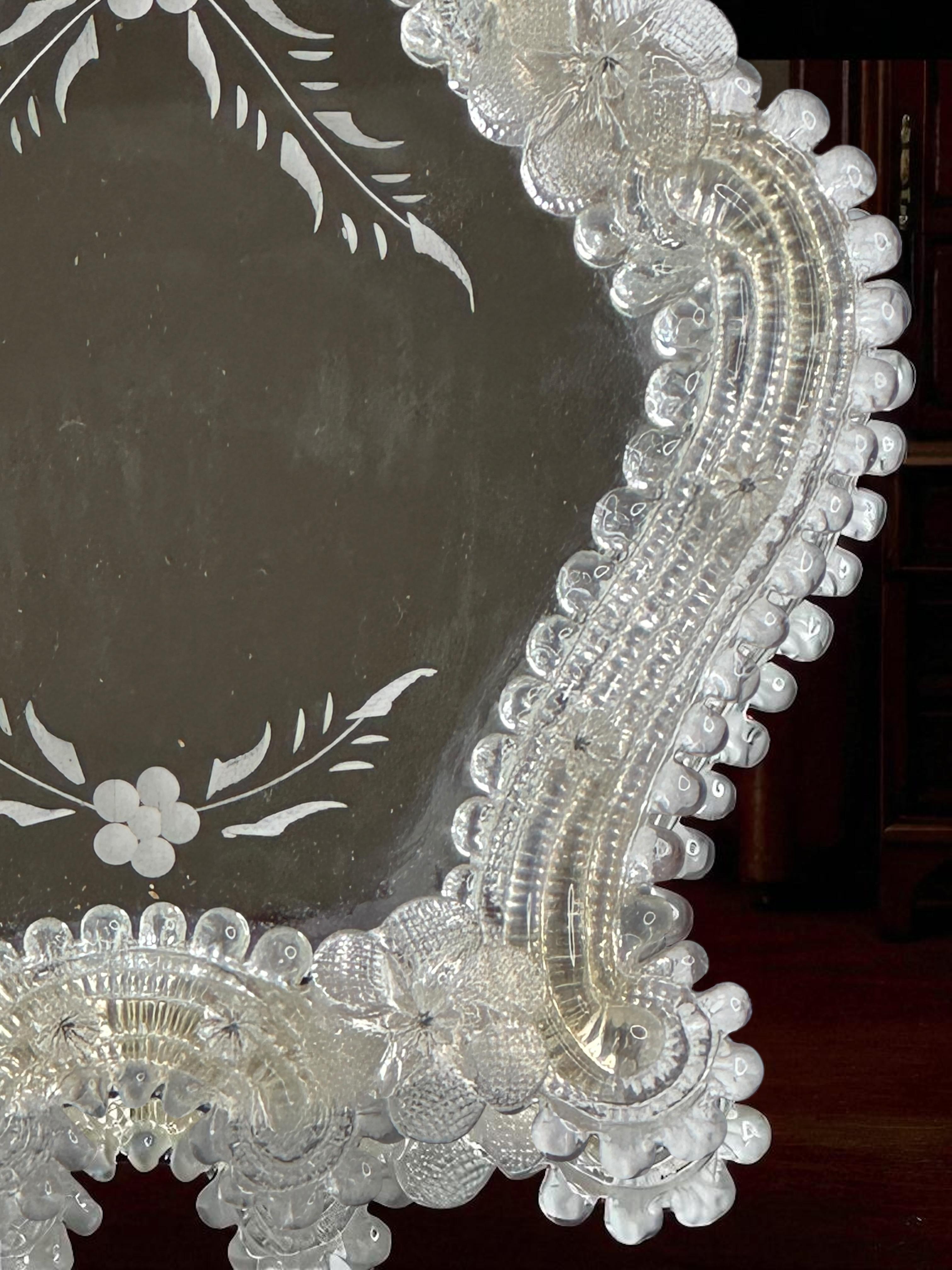 Petit miroir mural de courtoisie en verre de Murano avec fleurs années 1960, Italie Venise vénitienne en vente 5
