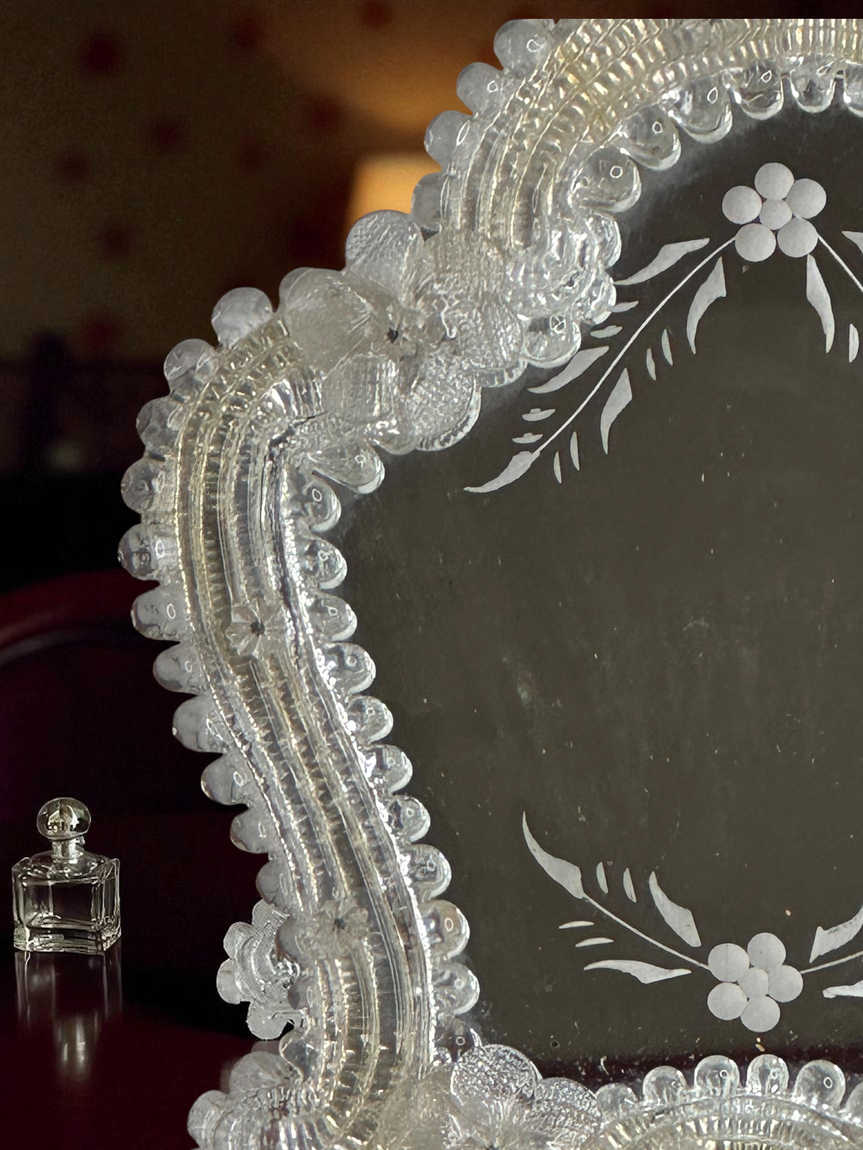 Petit miroir mural de courtoisie en verre de Murano avec fleurs années 1960, Italie Venise vénitienne en vente 6