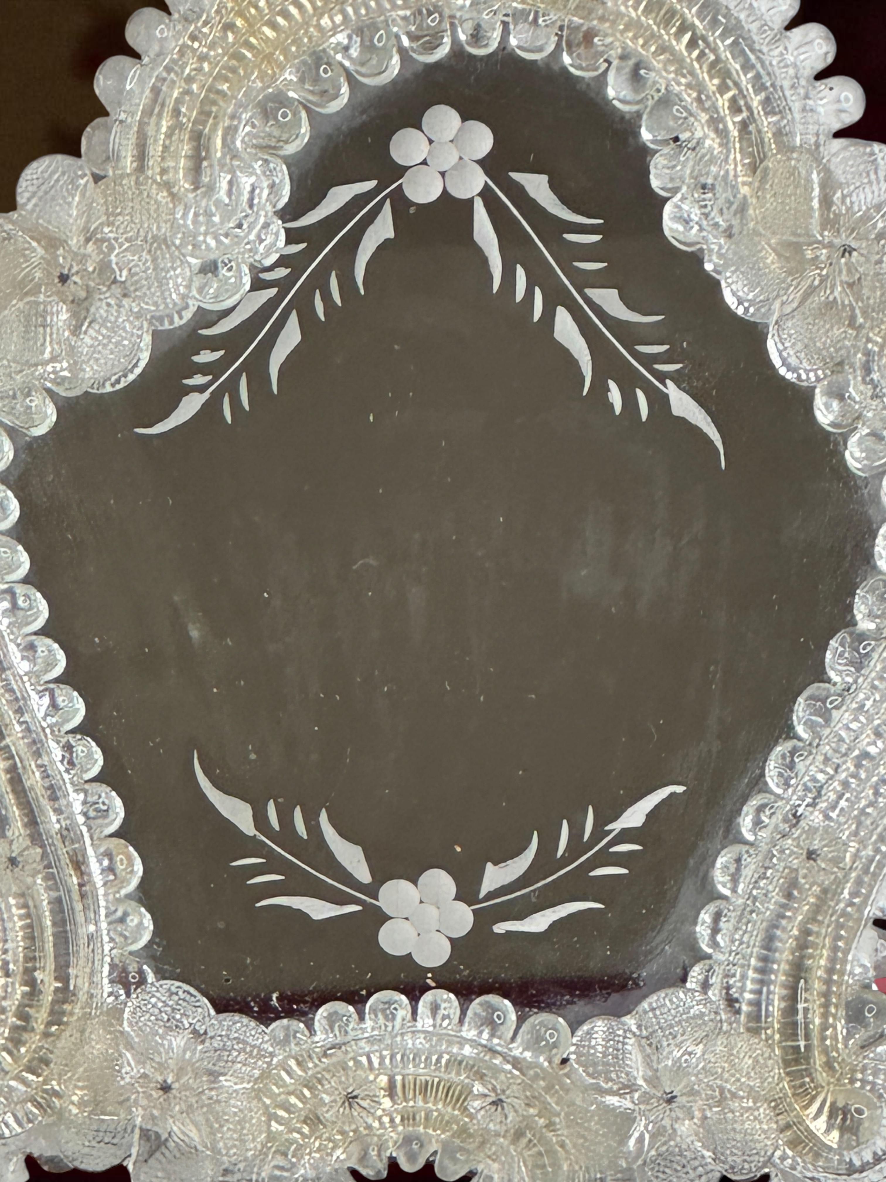 Petit miroir mural de courtoisie en verre de Murano avec fleurs années 1960, Italie Venise vénitienne en vente 8