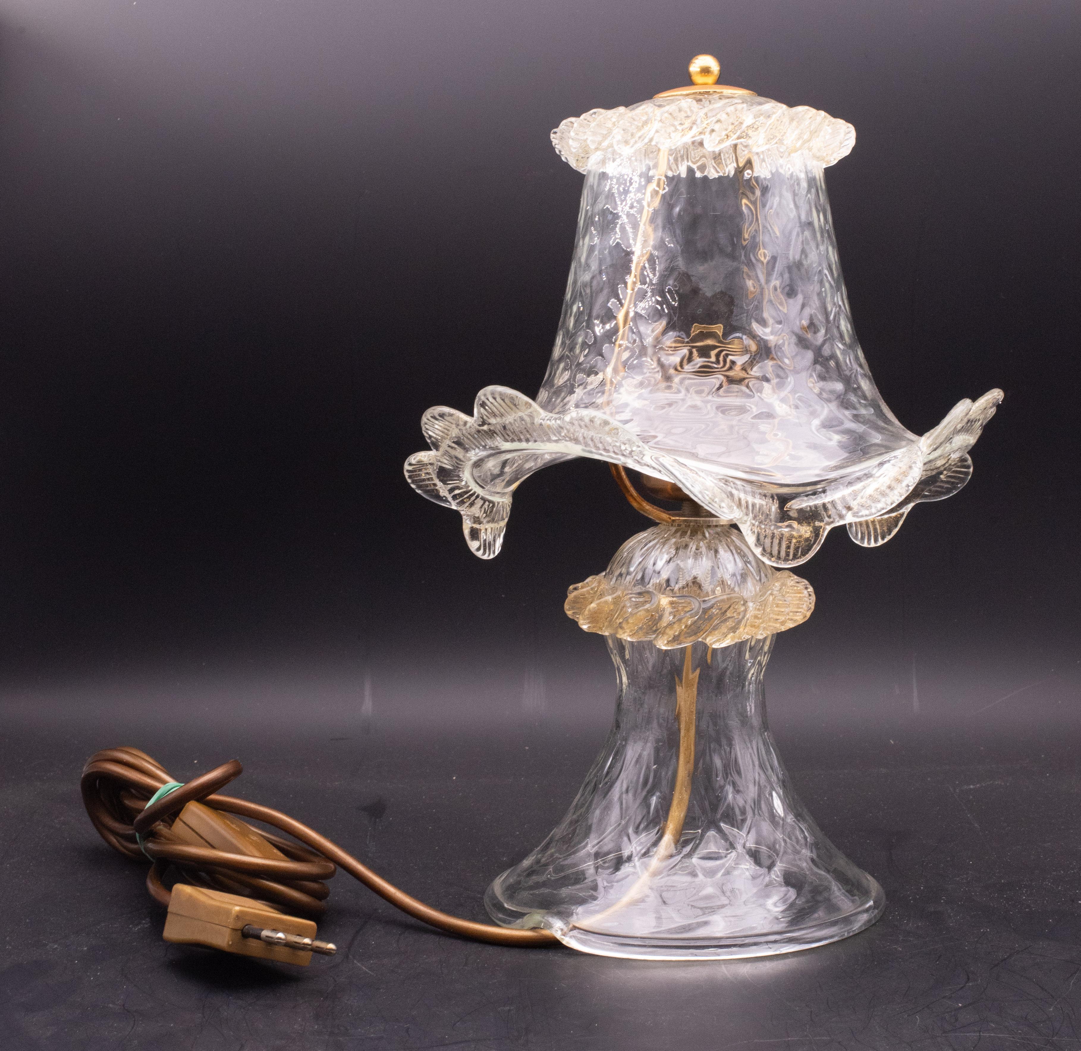 Piccole lampade in vetro di Murano provenienti dall'Italia, anni '70.
Bellissimo paralume a campana in vetro bianco e oro con dettagli in ottone. 1 luce e14, possibilità di cablaggio per gli Stati Uniti.