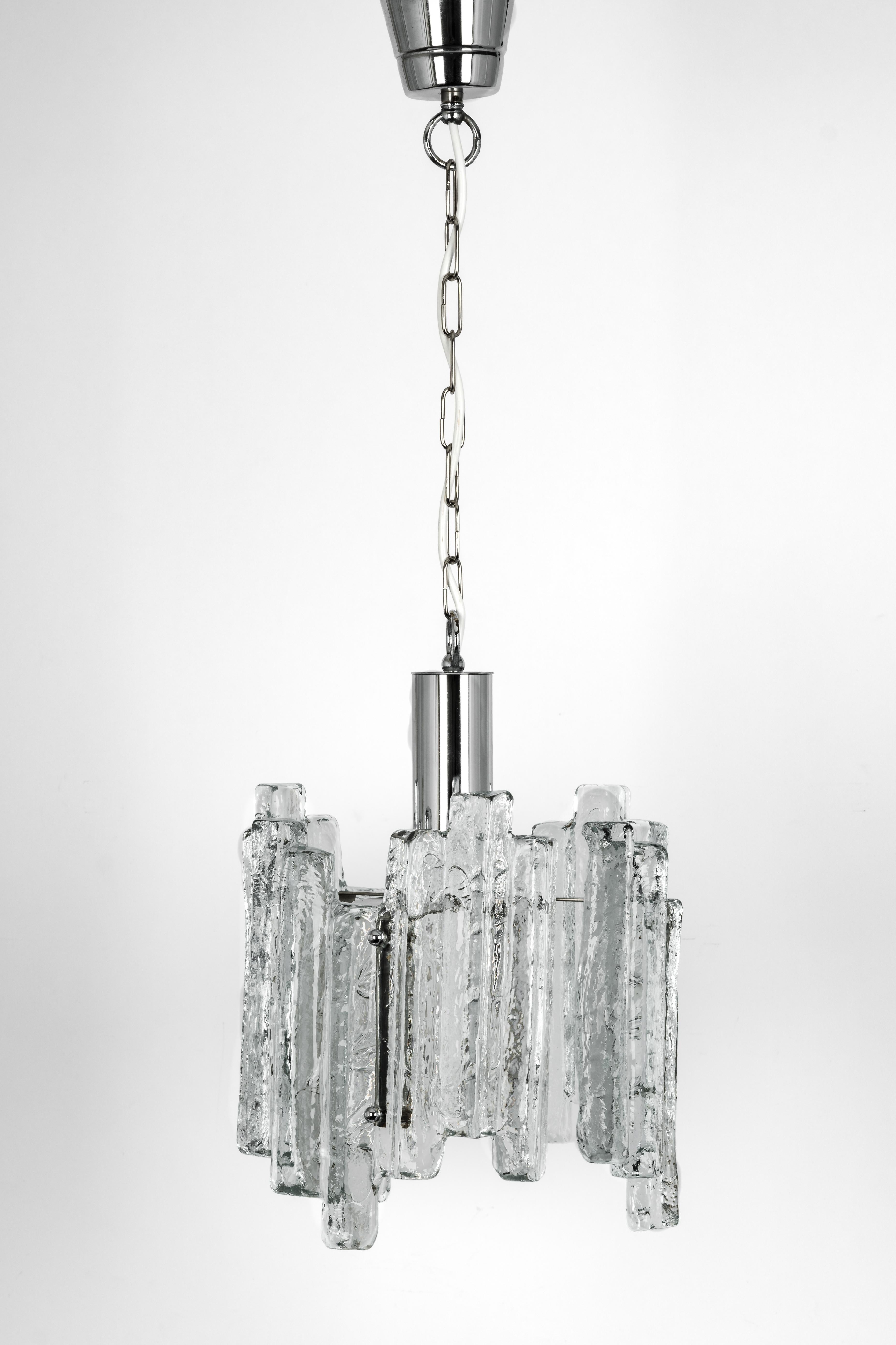 Petit pendentif étonnant en verre de Murano, Allemagne, 1970
3 verres structurés, qui réfractent magnifiquement la lumière.
De haute qualité et en très bon état. Nettoyé, bien câblé et prêt à être utilisé.
Le luminaire nécessite 1 ampoule E27