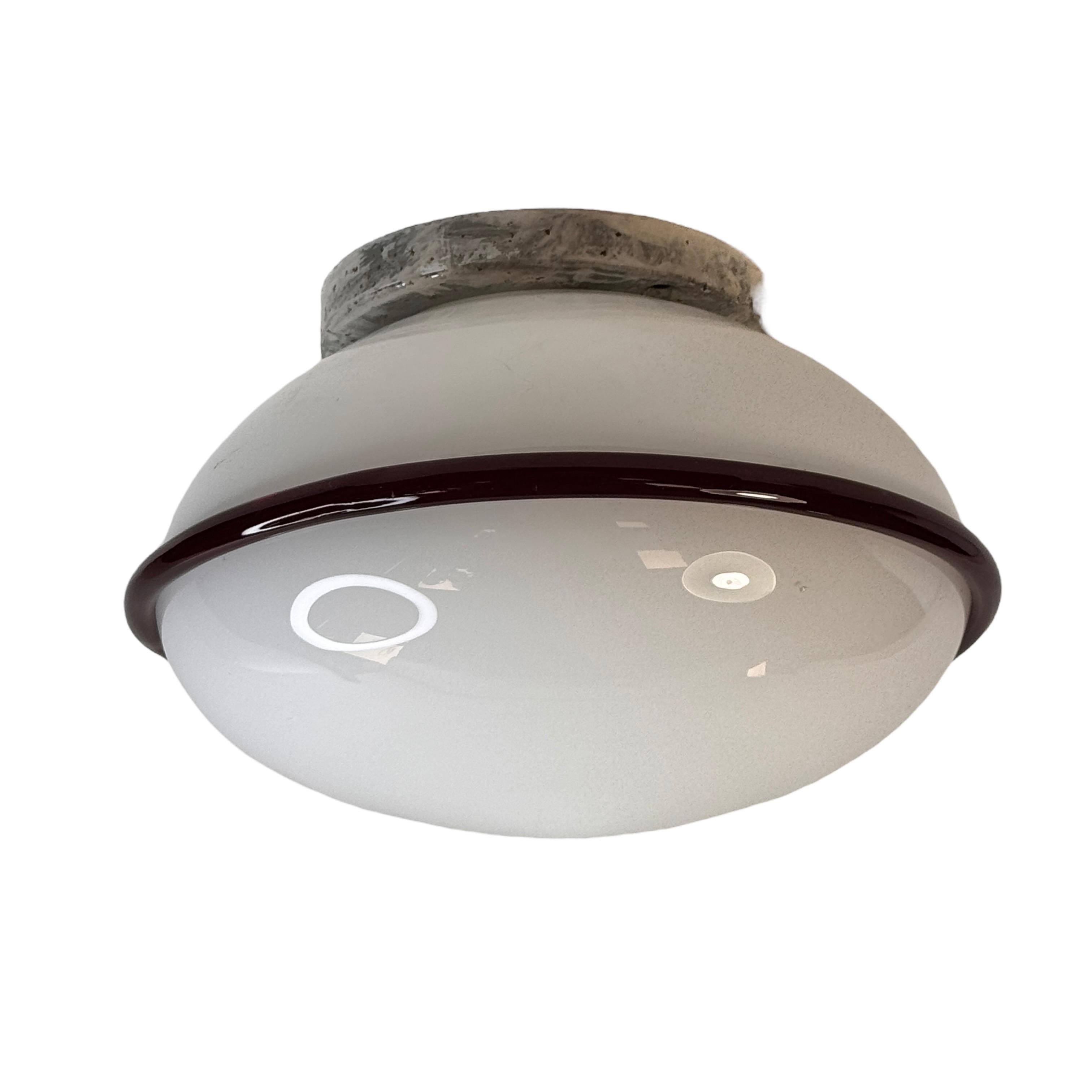 Piccola e bellissima plafoniera a incasso di ITRE, realizzata in Italia negli anni '80. Dal design versatile, queste lampade possono essere utilizzate sia a soffitto che a parete, offrendo flessibilità al tuo arredamento.
Ogni lampada è dotata di