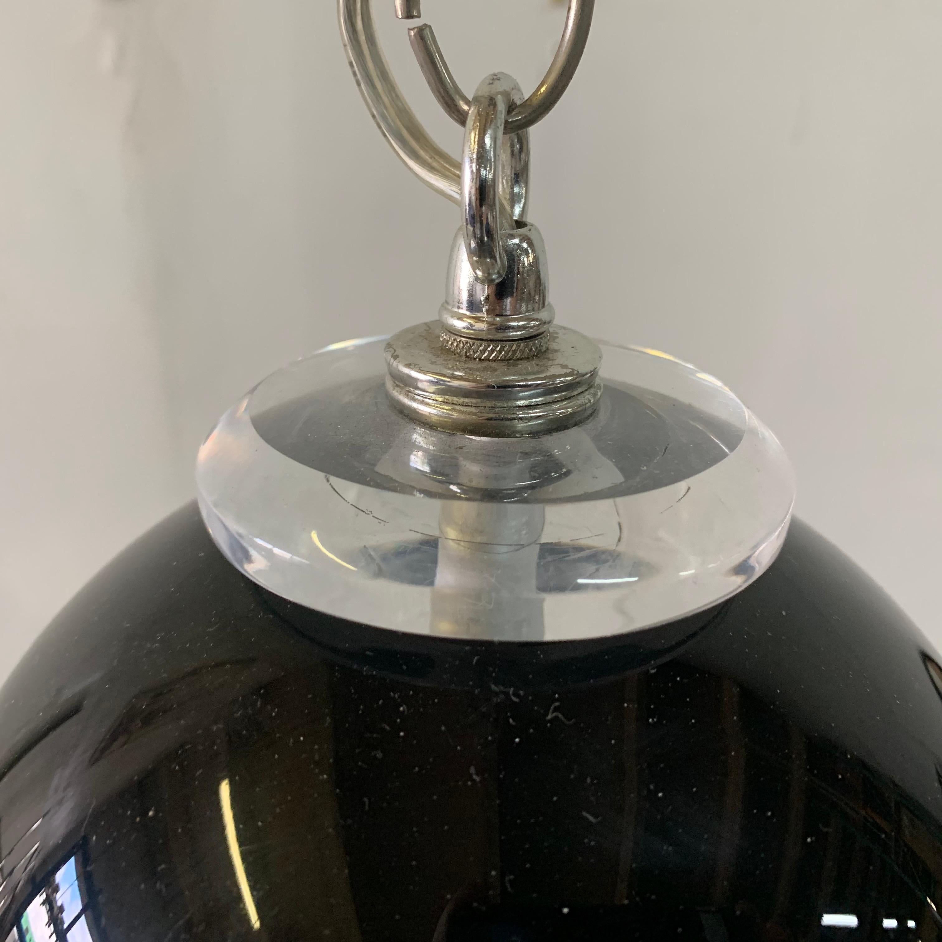 Verre de Murano noir avec une subtile ligne rouge à la base de la suspension en forme de dôme. Ampoule unique à l'intérieur, surmontée d'un embout en acrylique (voir images détaillées). Donne une merveilleuse lumière vive pour le repérage.