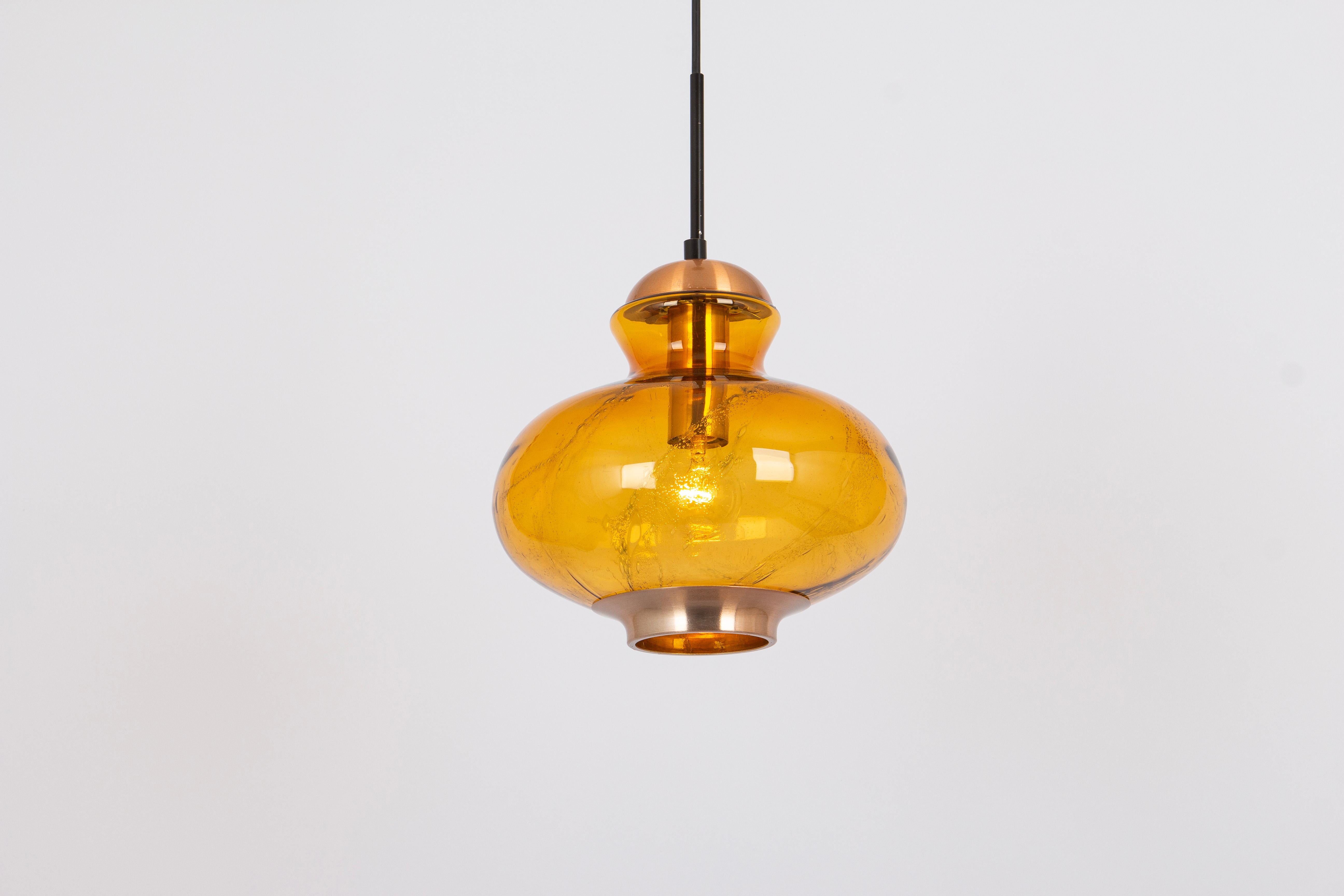 Petite Doria Pendant light with large volcanic Murano glass ball.
High-quality materials give a wonderful light effect when it is on.

Very good condition. Cleaned, well-wired, and ready to use. 

The fixture requires one standard bulb (E-27)
Light