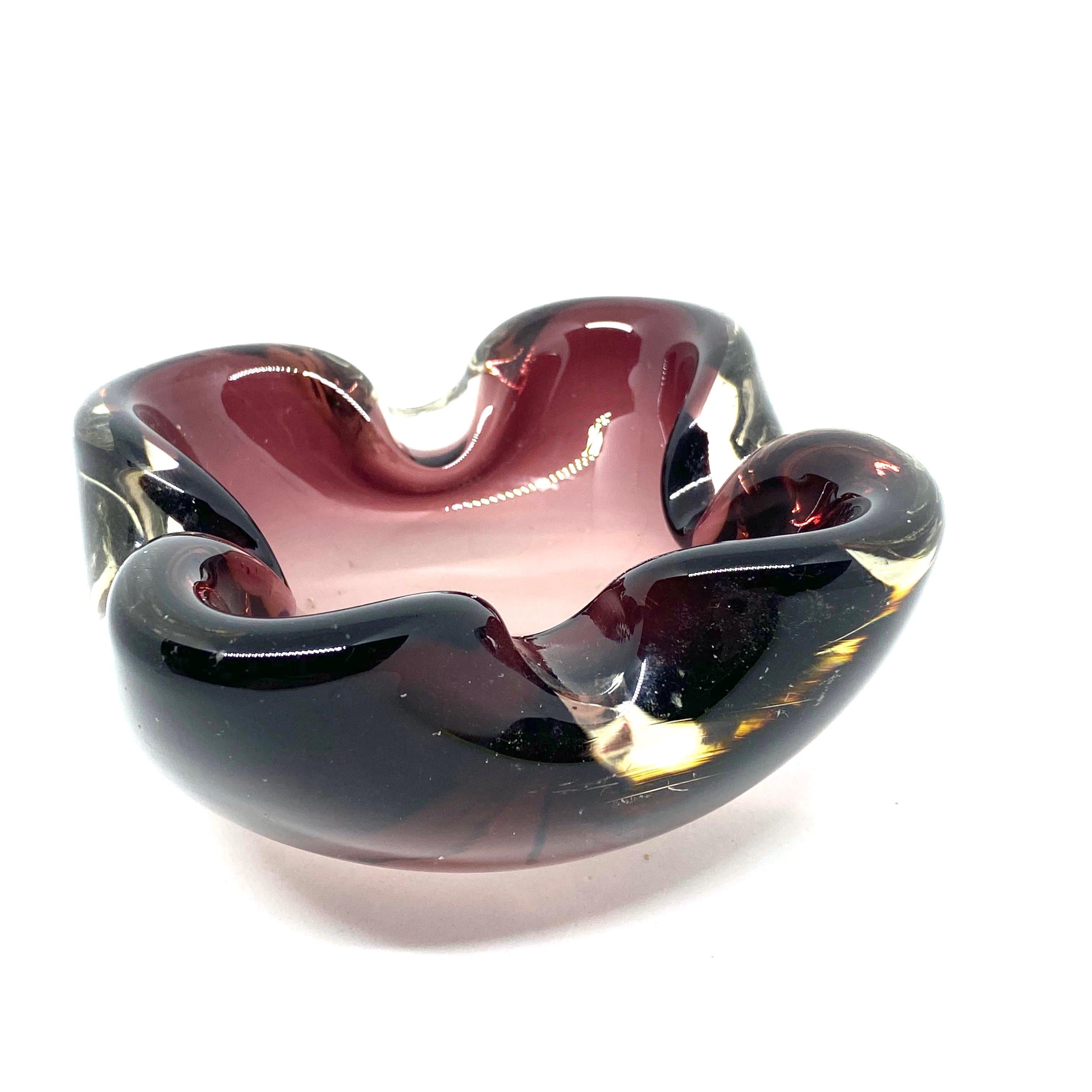 Gorgeous hand blown Murano art glass piece with Sommerso and bullicante techniques. A beautiful organic shaped bowl, catchall or ashtray in purple and clear glass, Italy, 1970s.