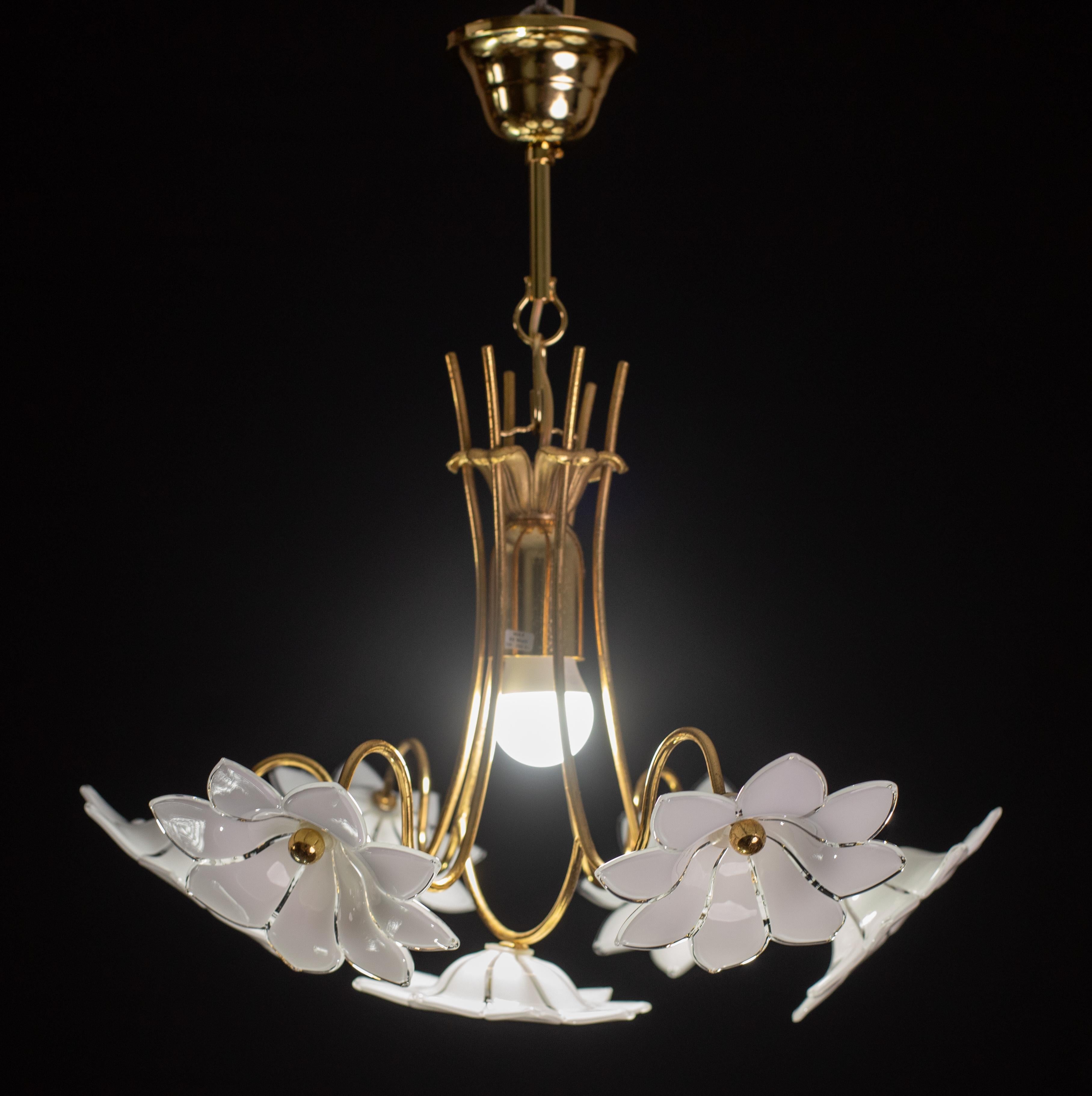 Vintage Murano glass chandelier with white flowers.
The chandelier has 1 light points with E27 connection, possible to rewire for USa.
The frame is in good vintage condition.
The height of the chandelier is 45 cm, 30 with no chain, the diameter is